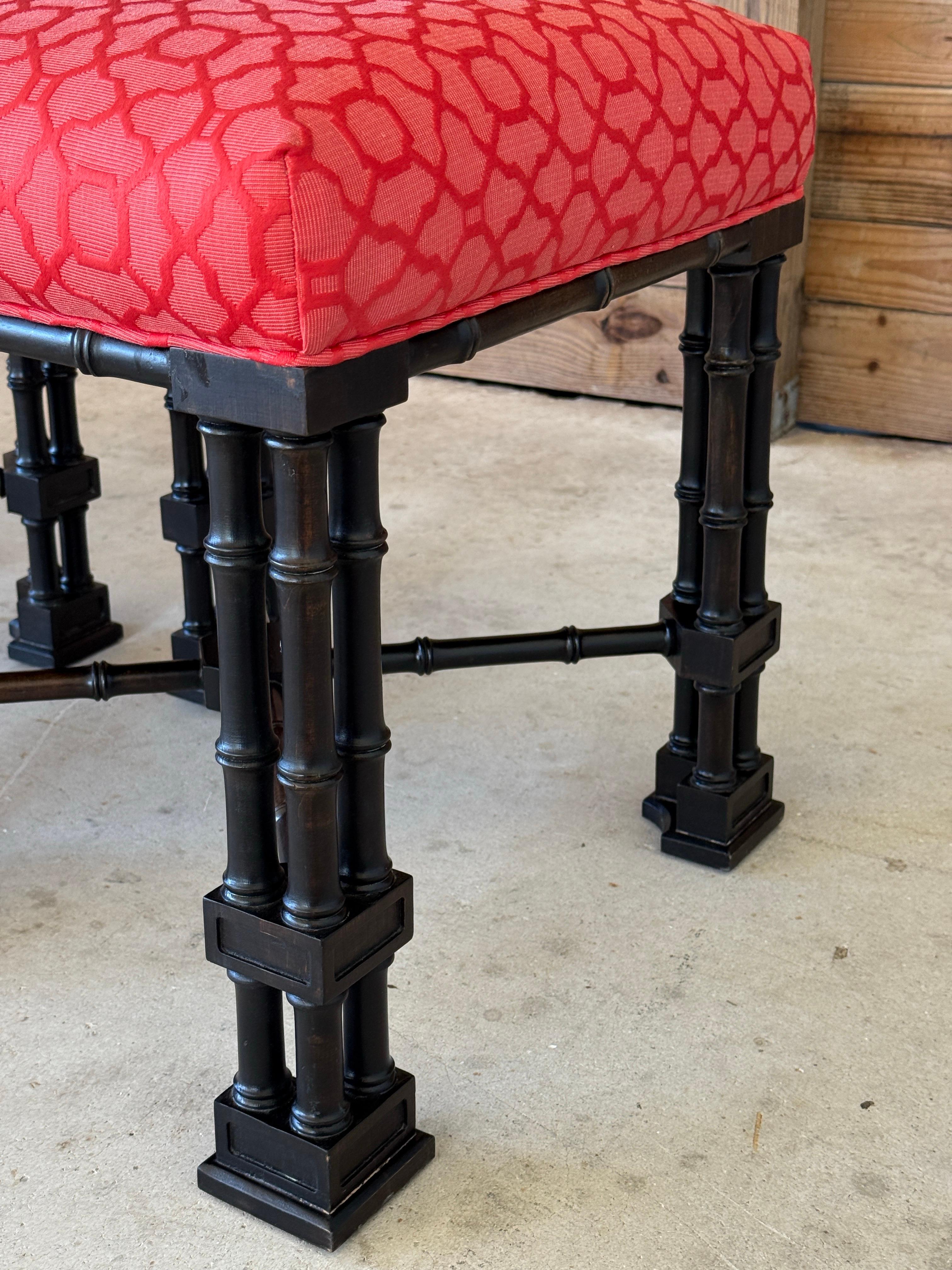 Chinesische Chippendale-Hocker aus Kunstbambus des späten 20. Jahrhunderts - Paar im Angebot 2