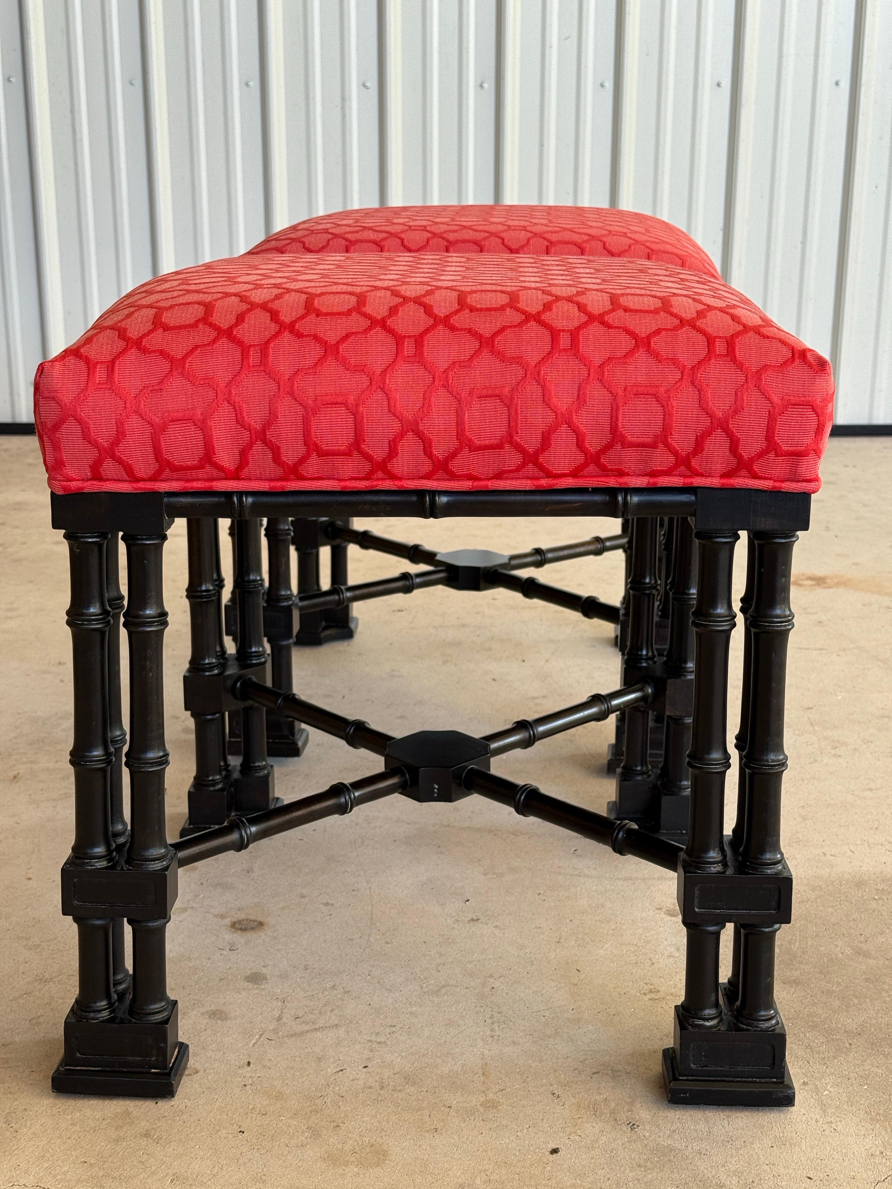 Chinesische Chippendale-Hocker aus Kunstbambus des späten 20. Jahrhunderts - Paar im Angebot 3