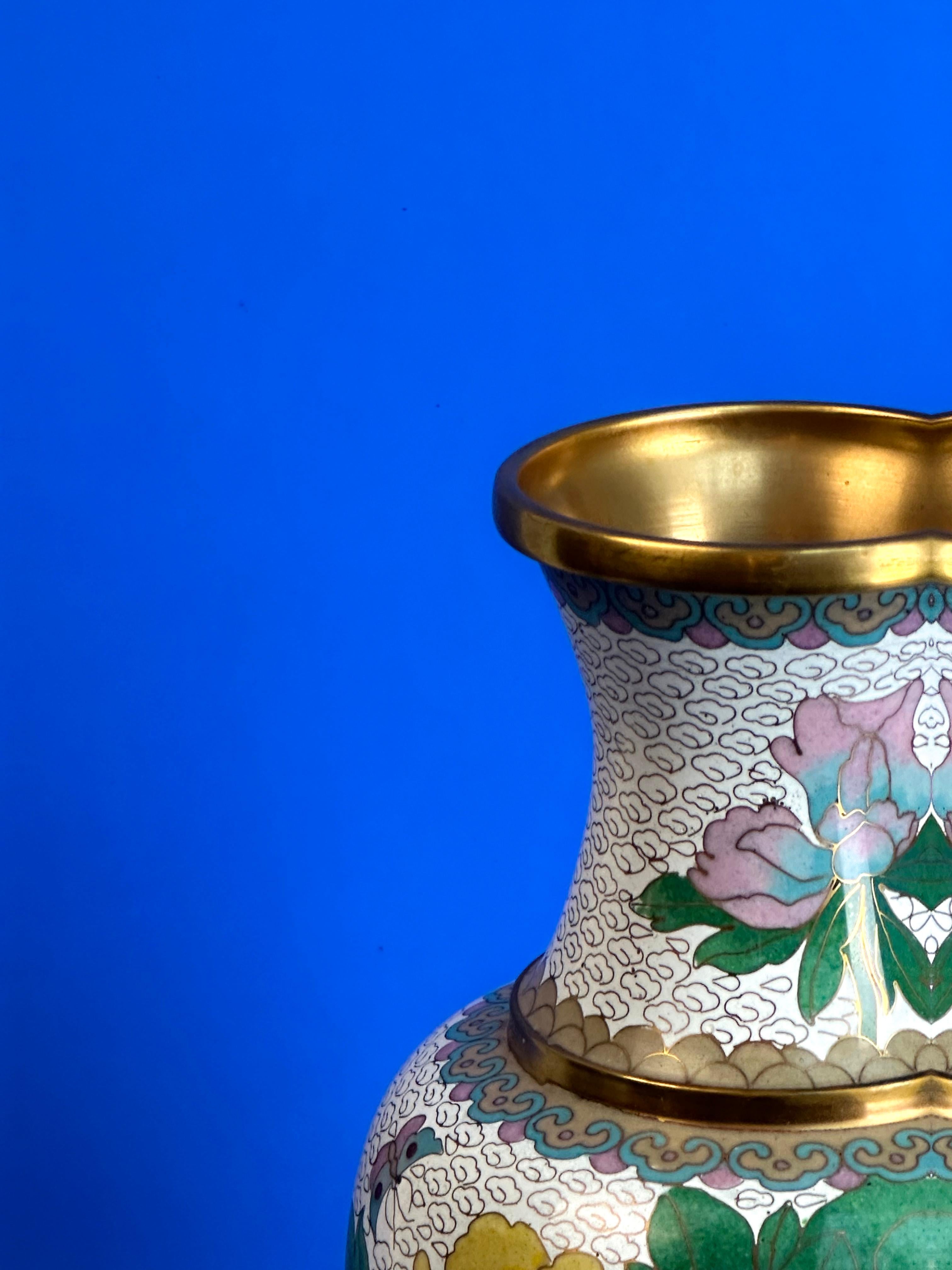 Chinese 'Qing Style' Brass Cloisonné Vase - White with Floral decoration  In Good Condition For Sale In Glasgow, GB