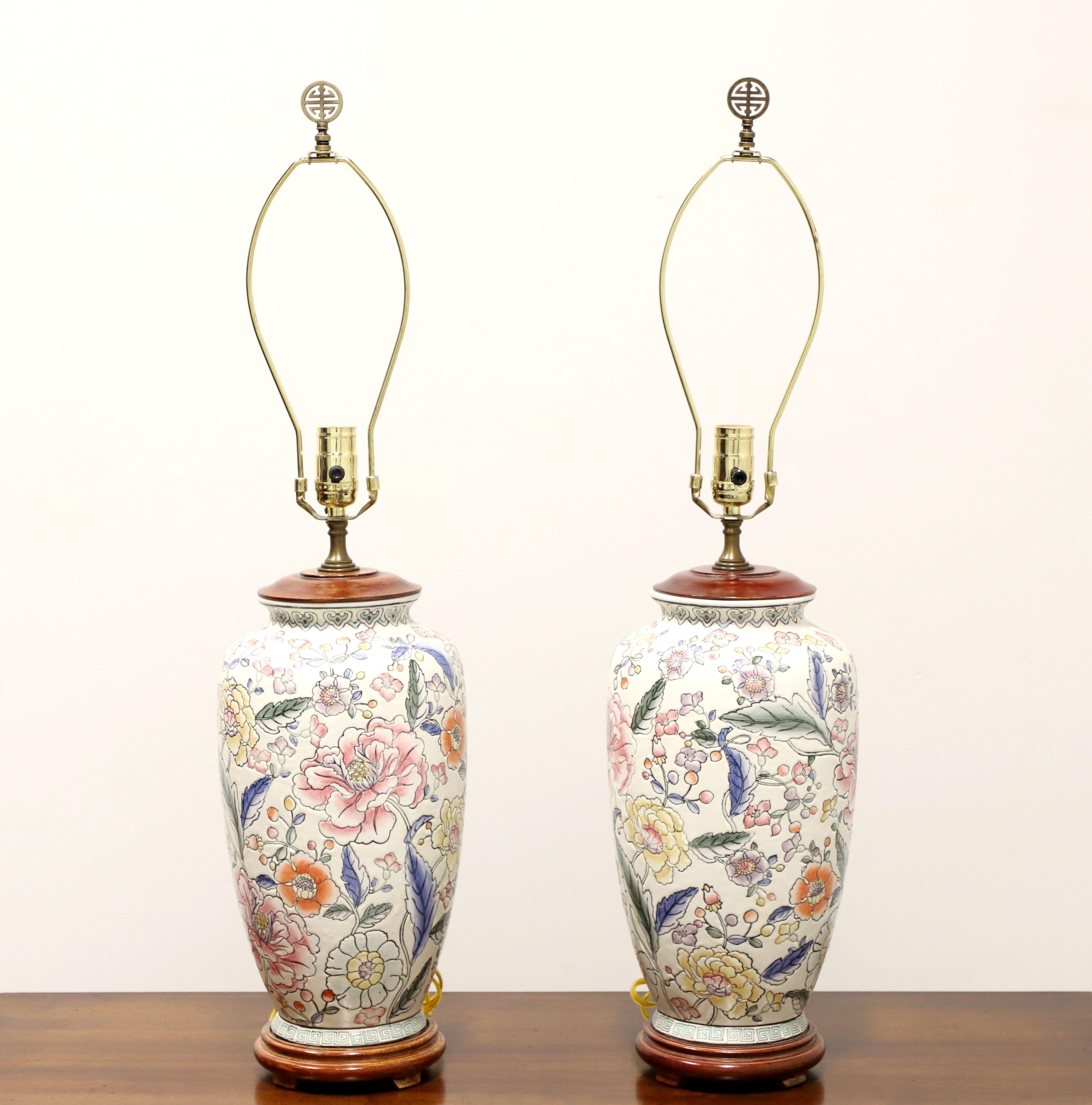 Lampes de table à motif floral chinois de la fin du 20e siècle - Paire en vente 3