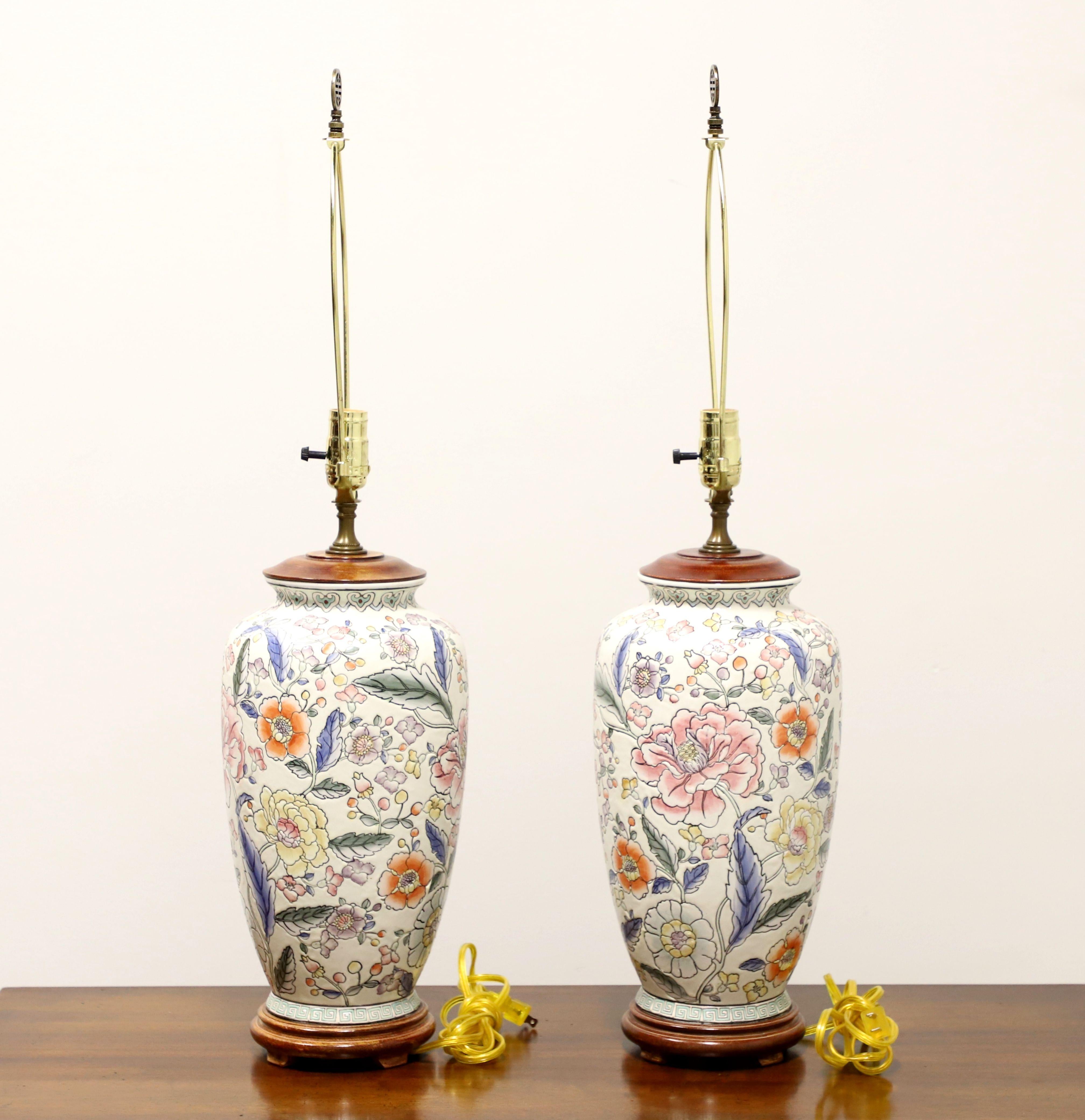 Asiatique Lampes de table à motif floral chinois de la fin du 20e siècle - Paire en vente