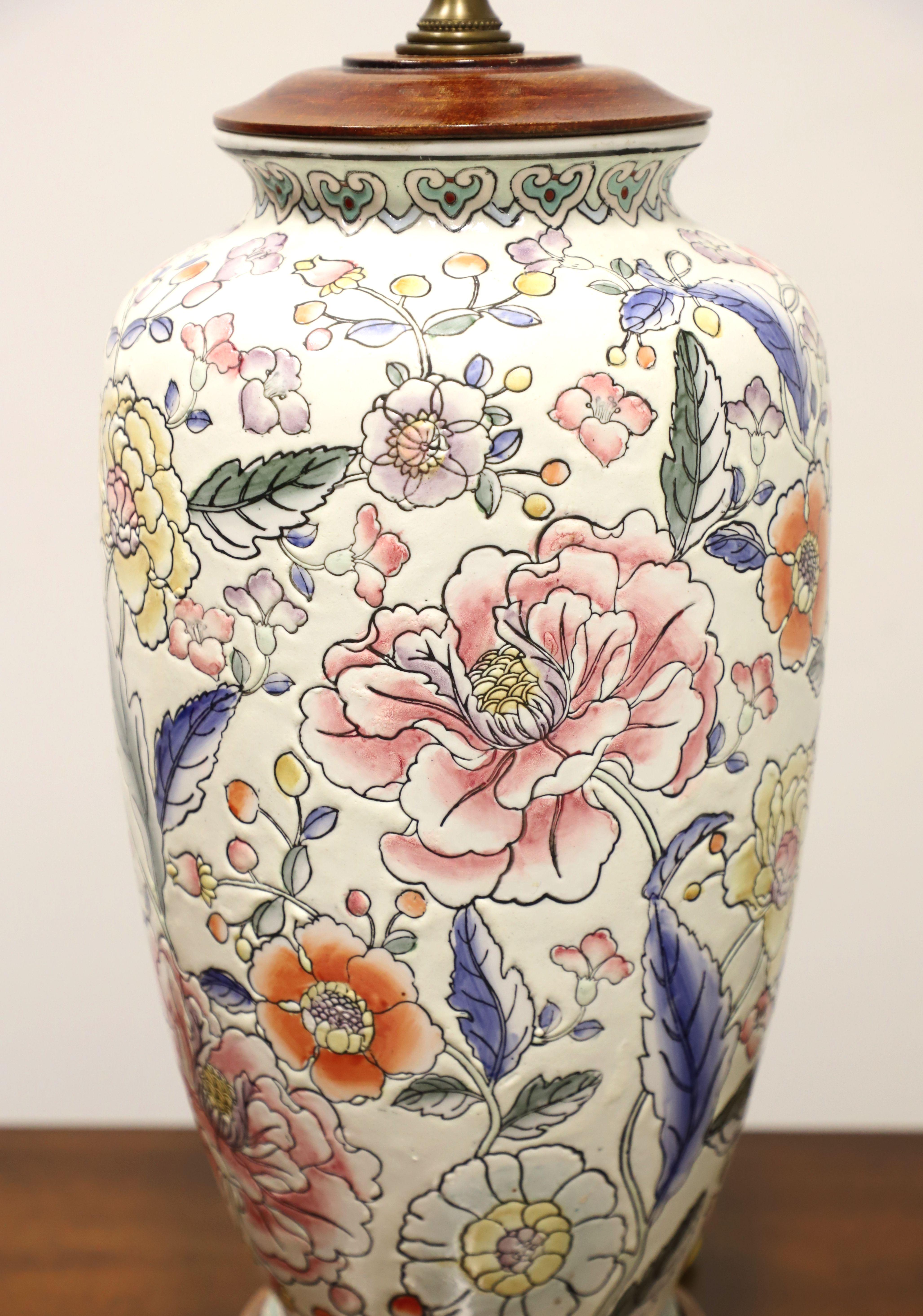 20ième siècle Lampes de table à motif floral chinois de la fin du 20e siècle - Paire en vente