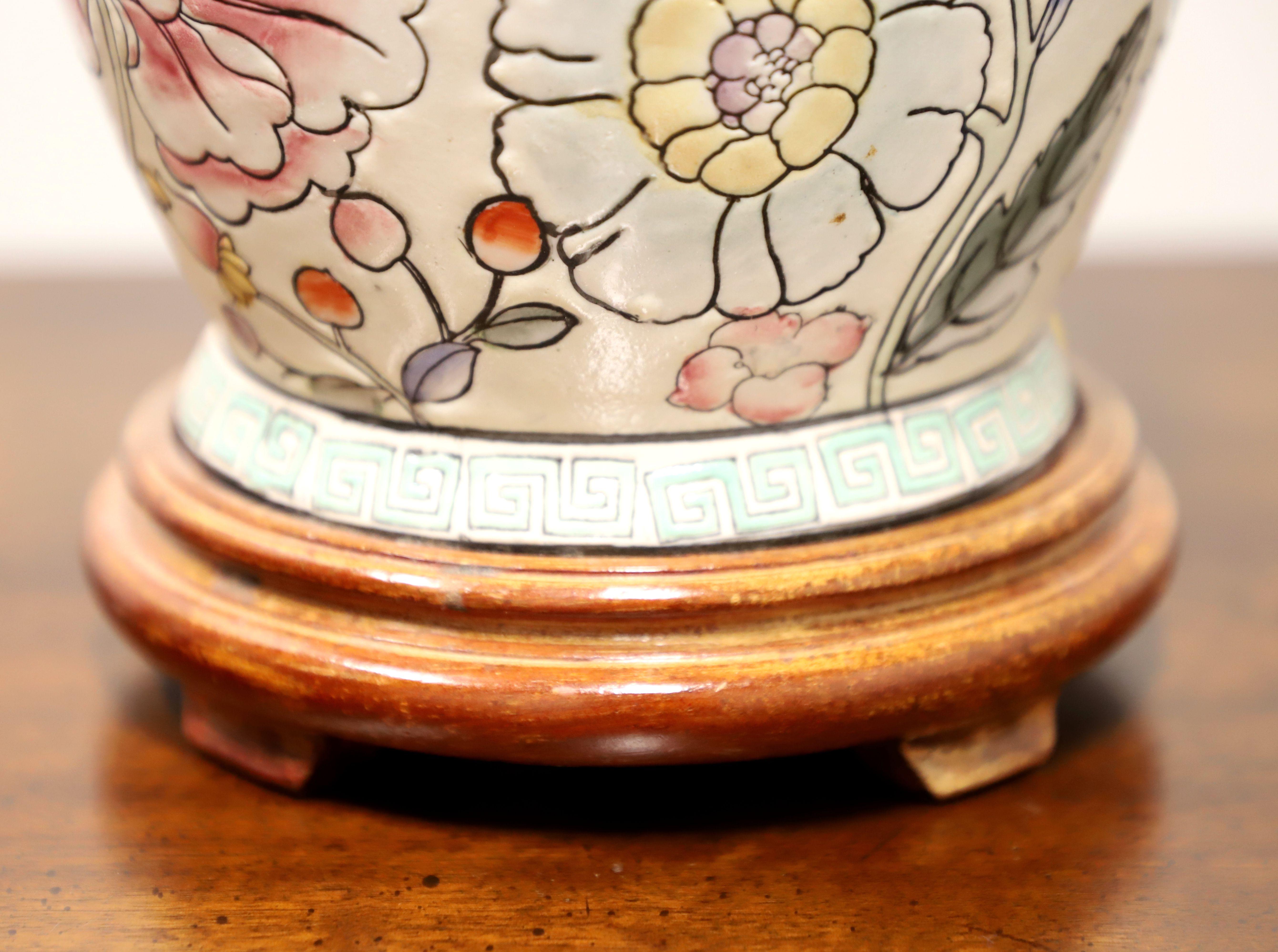 Laiton Lampes de table à motif floral chinois de la fin du 20e siècle - Paire en vente