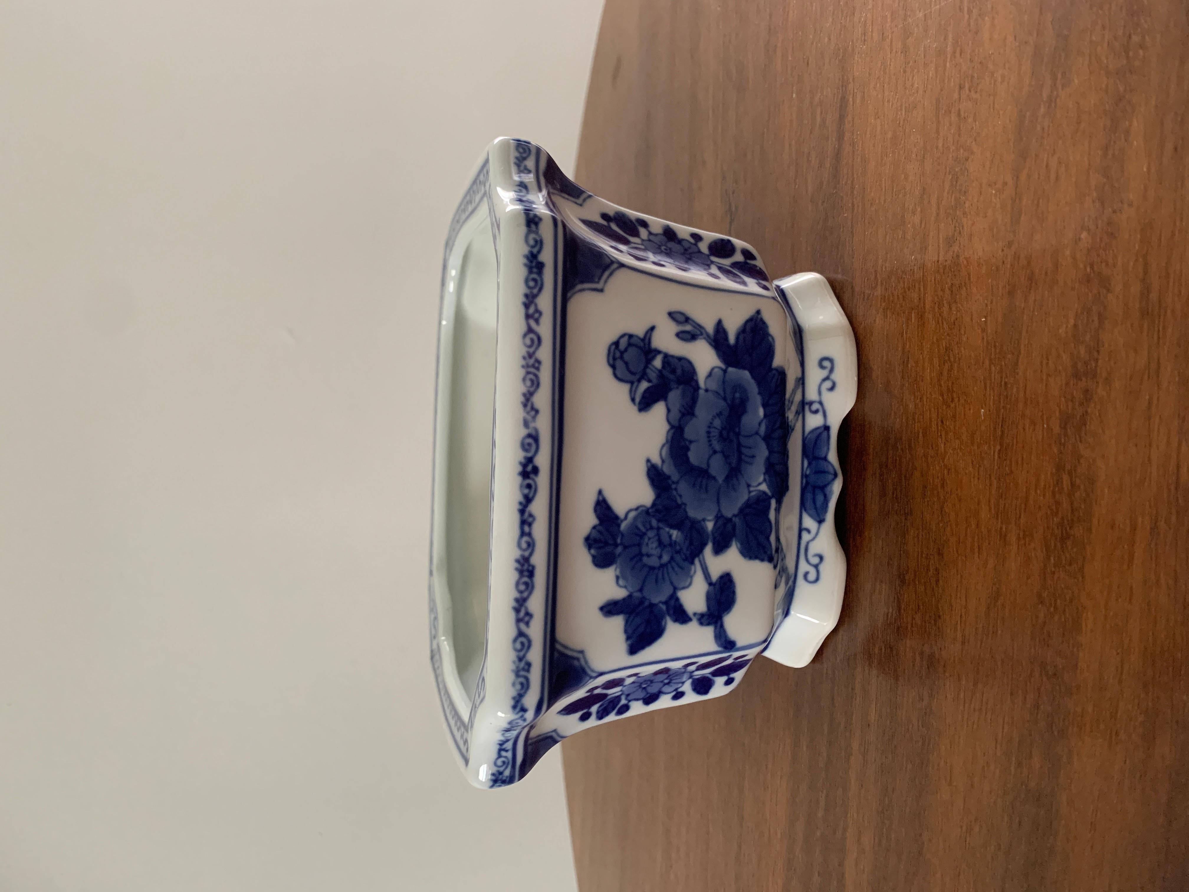 A gorgeous Chinoiserie blue and white porcelain cachepot planter

Circa late 20th century

Measures: 7
