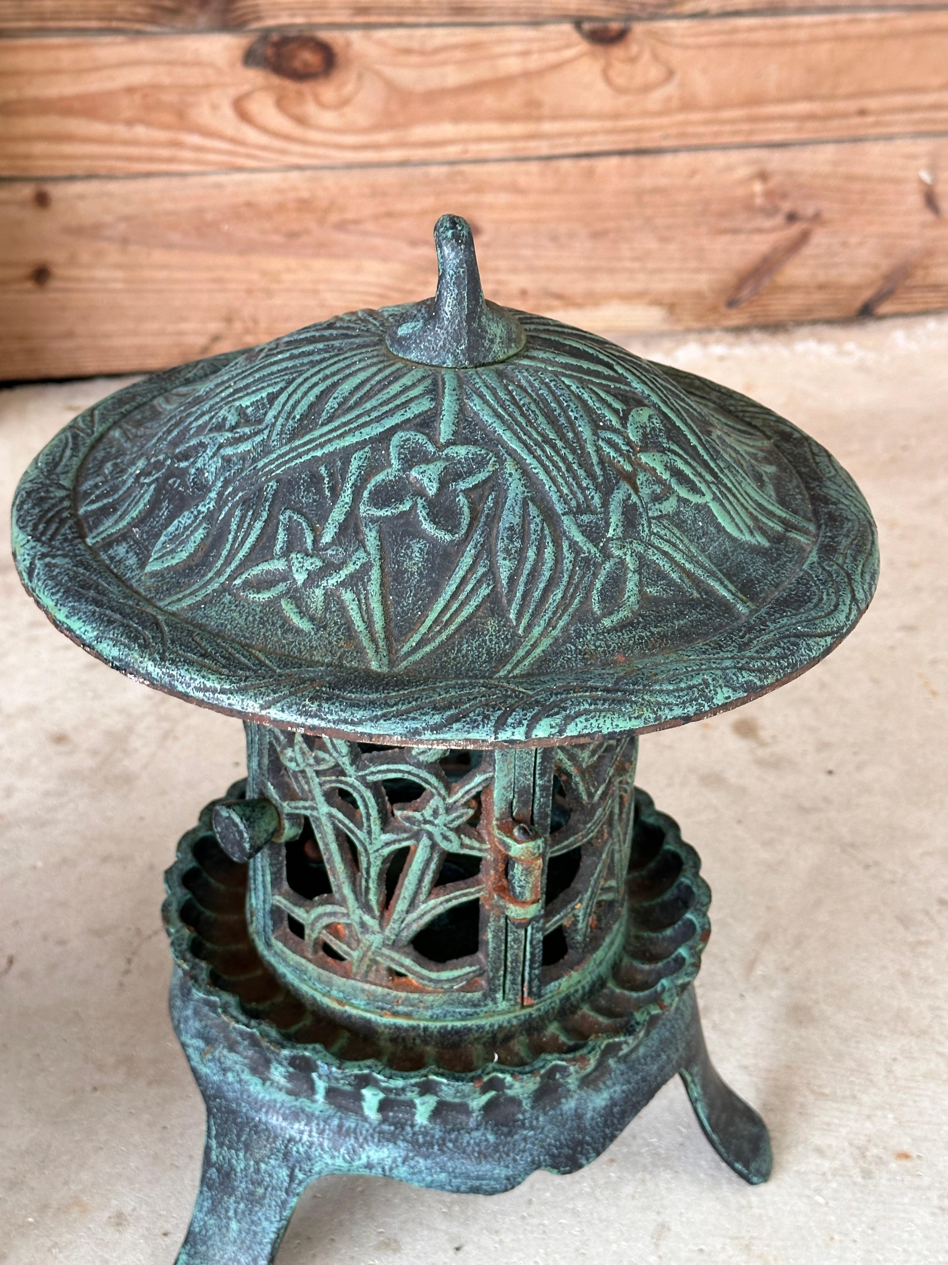 Late 20th Century chinoiserie Cast Iron Pagoda Lanterns Pair In Good Condition In North Fort Myers, FL