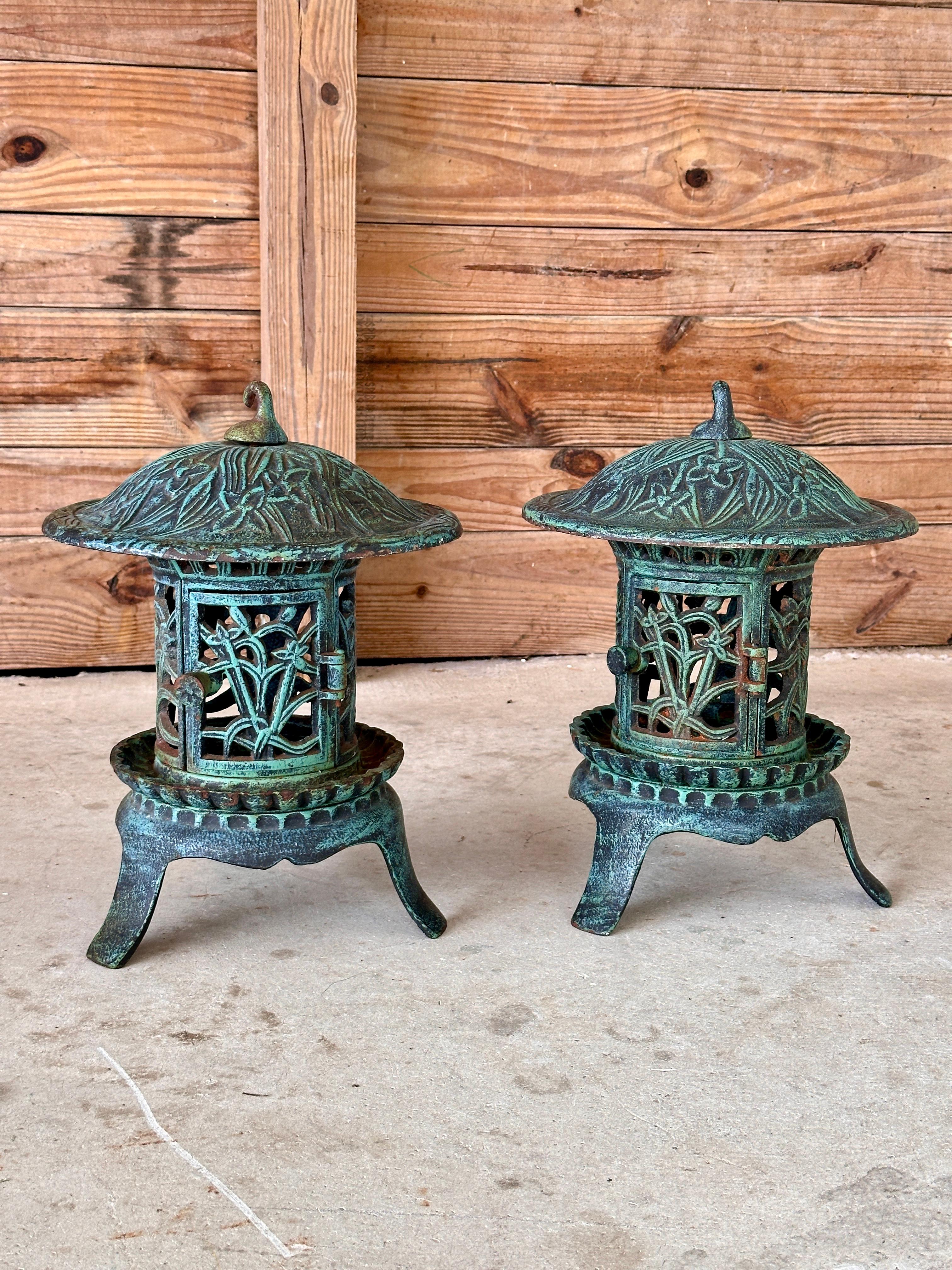 Late 20th Century chinoiserie Cast Iron Pagoda Lanterns Pair 4