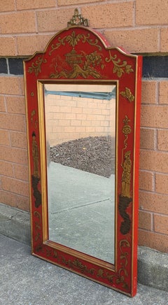 Specchio da parete con cornice rossa decorato in stile Chinoiserie della fine del XX secolo