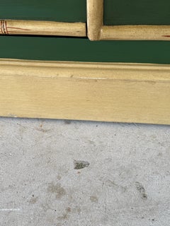 Handbemalte Chinoiserie-Schrank-Leinenpresse mit Bambusmotiv aus dem späten 20. Jahrhundert von C