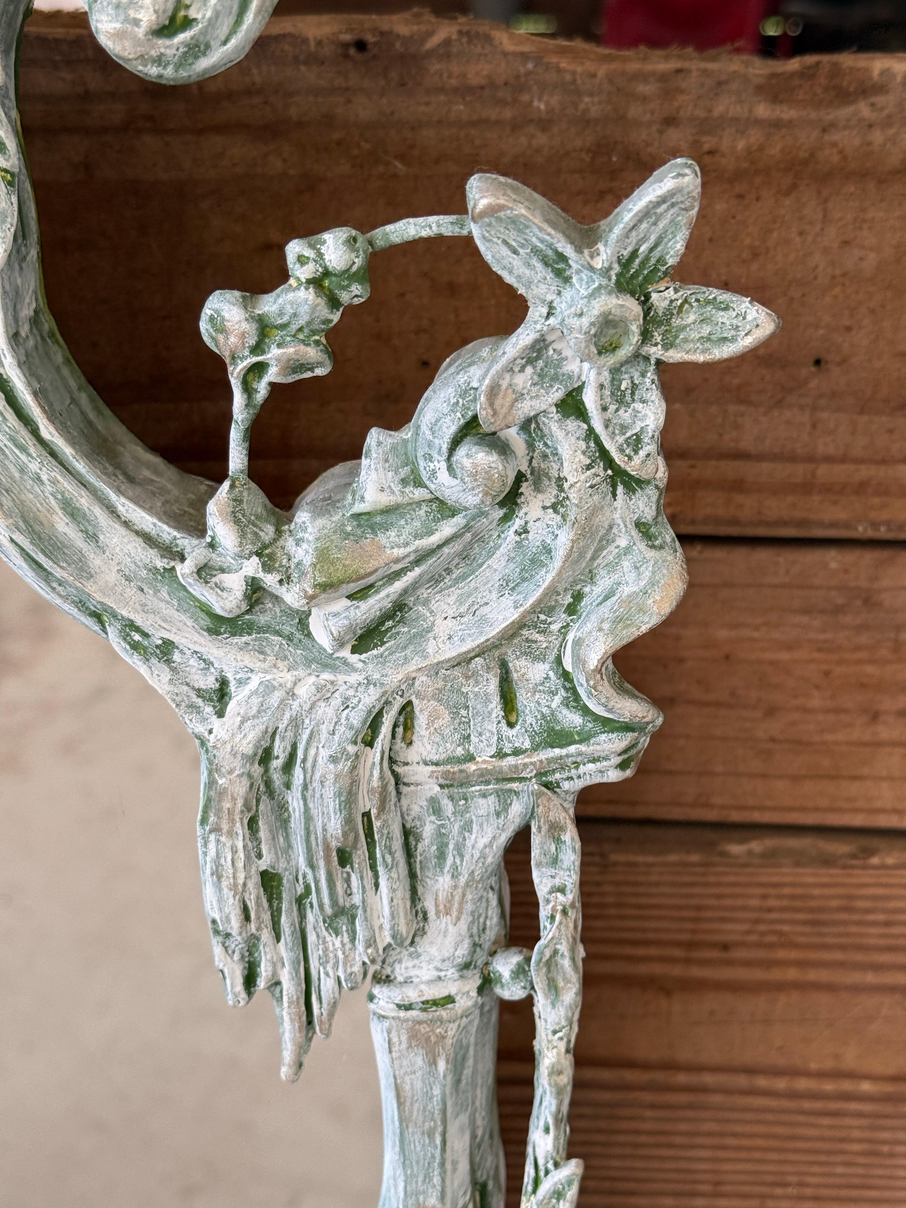 Ein äußerst dekorativer Vintage-Spiegel im Chinoiserie-Stil mit einem kunstvollen Rahmen aus Bambusimitat, der mit Ho-Ho-Vögeln, Blumenmotiven und einer Pagodenkrone verziert ist.
Zuvor mit einer sanften grünen und weißen Patina versehen, die die