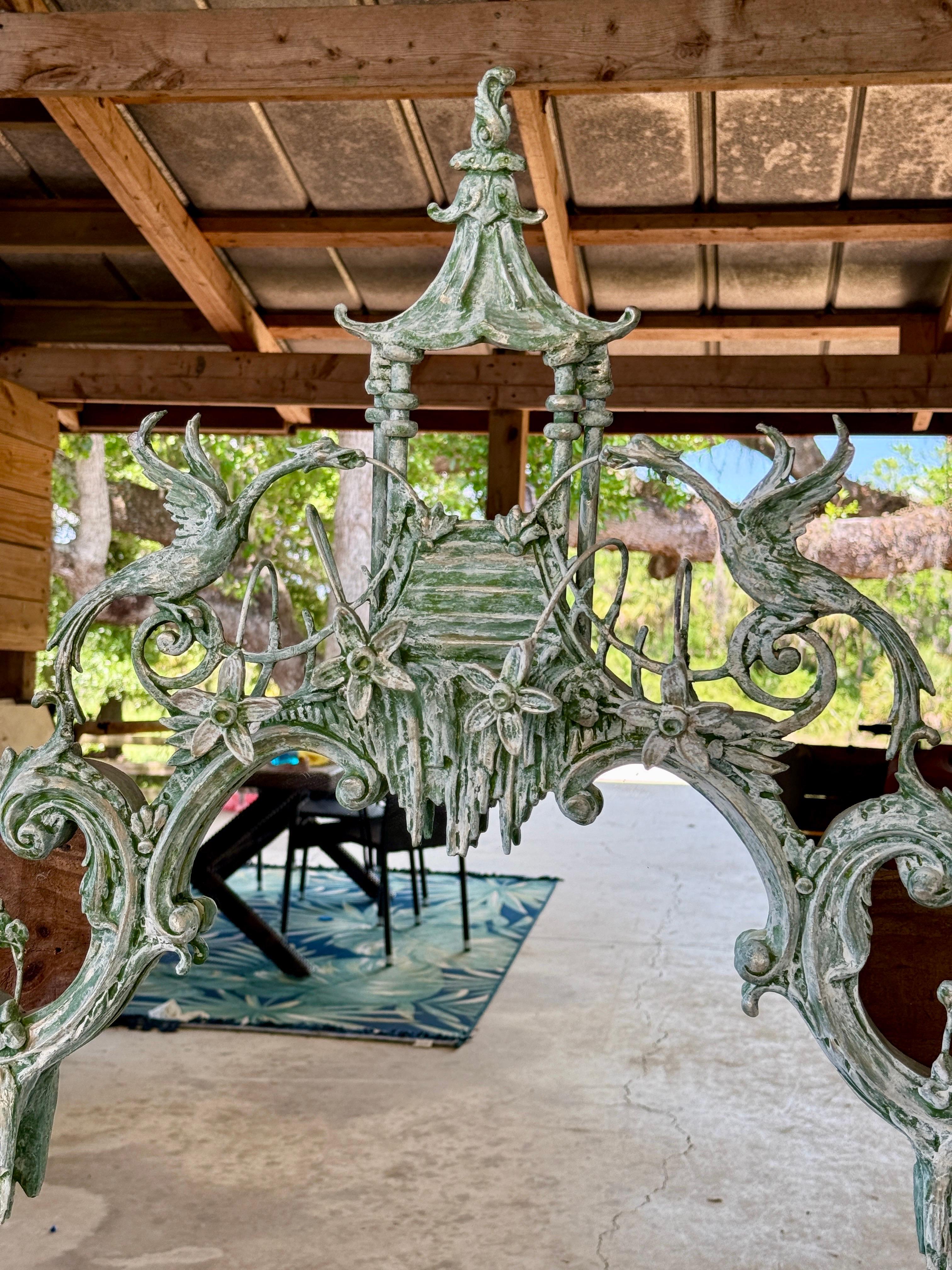 Chinoiserie Regency-Skulptur-Wandspiegel mit Pagoden-Ho Ho Ho-Vogel aus dem späten 20. Jahrhundert im Zustand „Gut“ im Angebot in North Fort Myers, FL