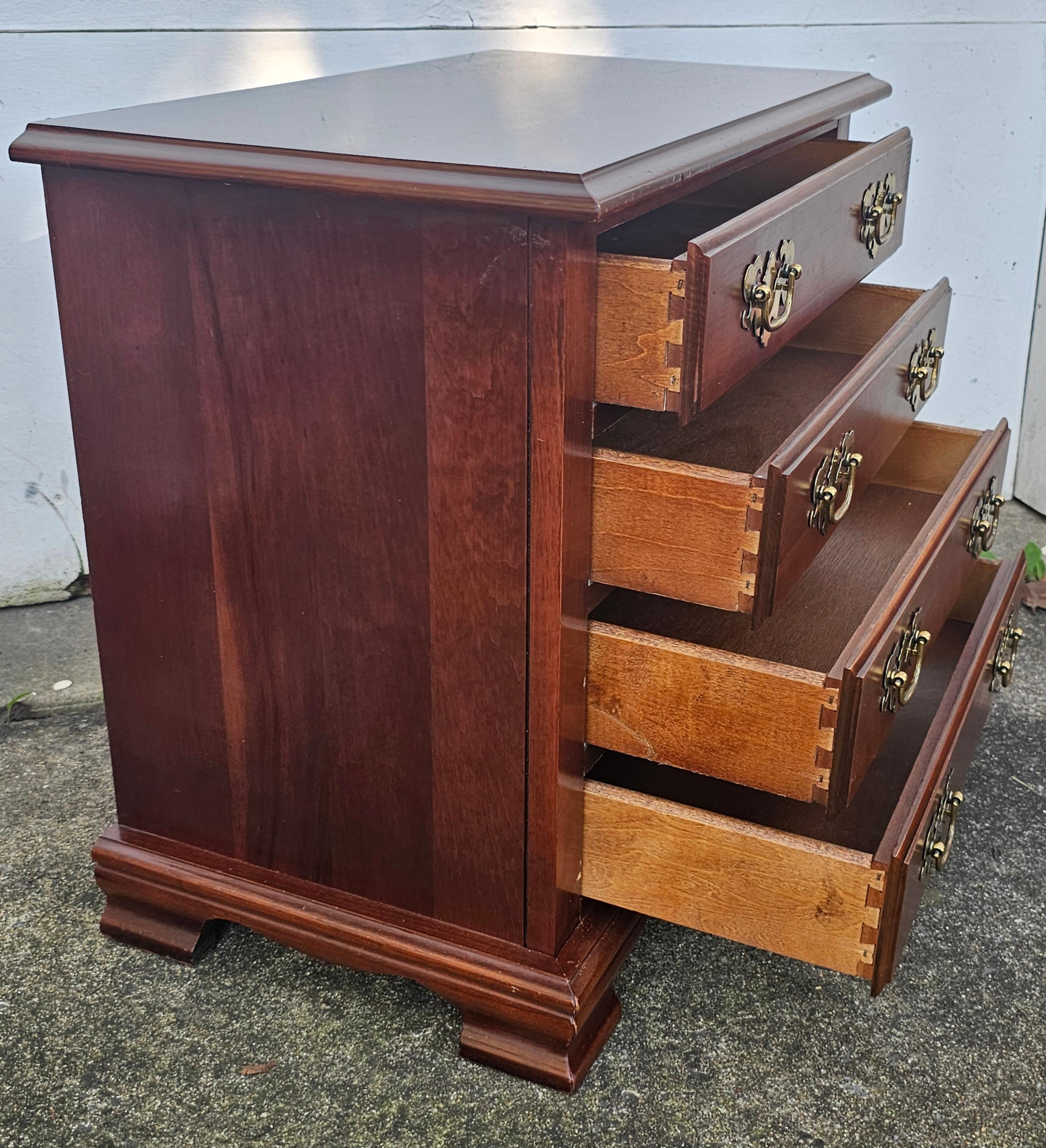 Cassettone a quattro cassetti in mogano Chippendale della fine del XX secolo.  Cassetti in vendita 5
