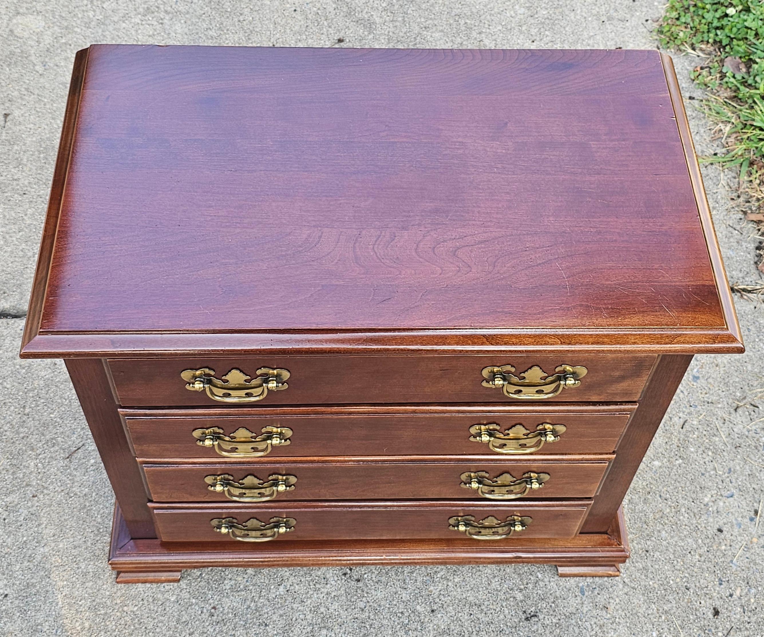 Americano Cassettone a quattro cassetti in mogano Chippendale della fine del XX secolo.  Cassetti in vendita