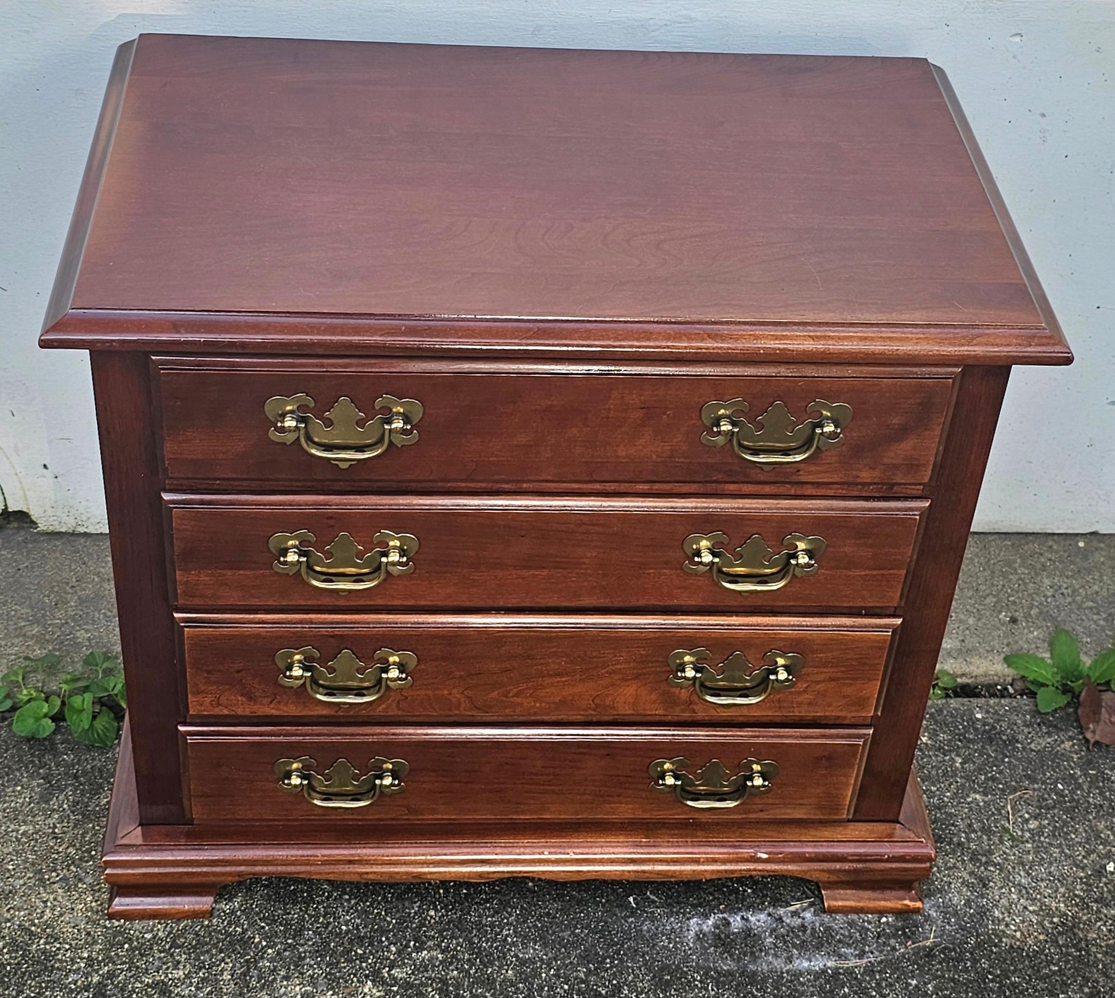 Mogano Cassettone a quattro cassetti in mogano Chippendale della fine del XX secolo.  Cassetti in vendita