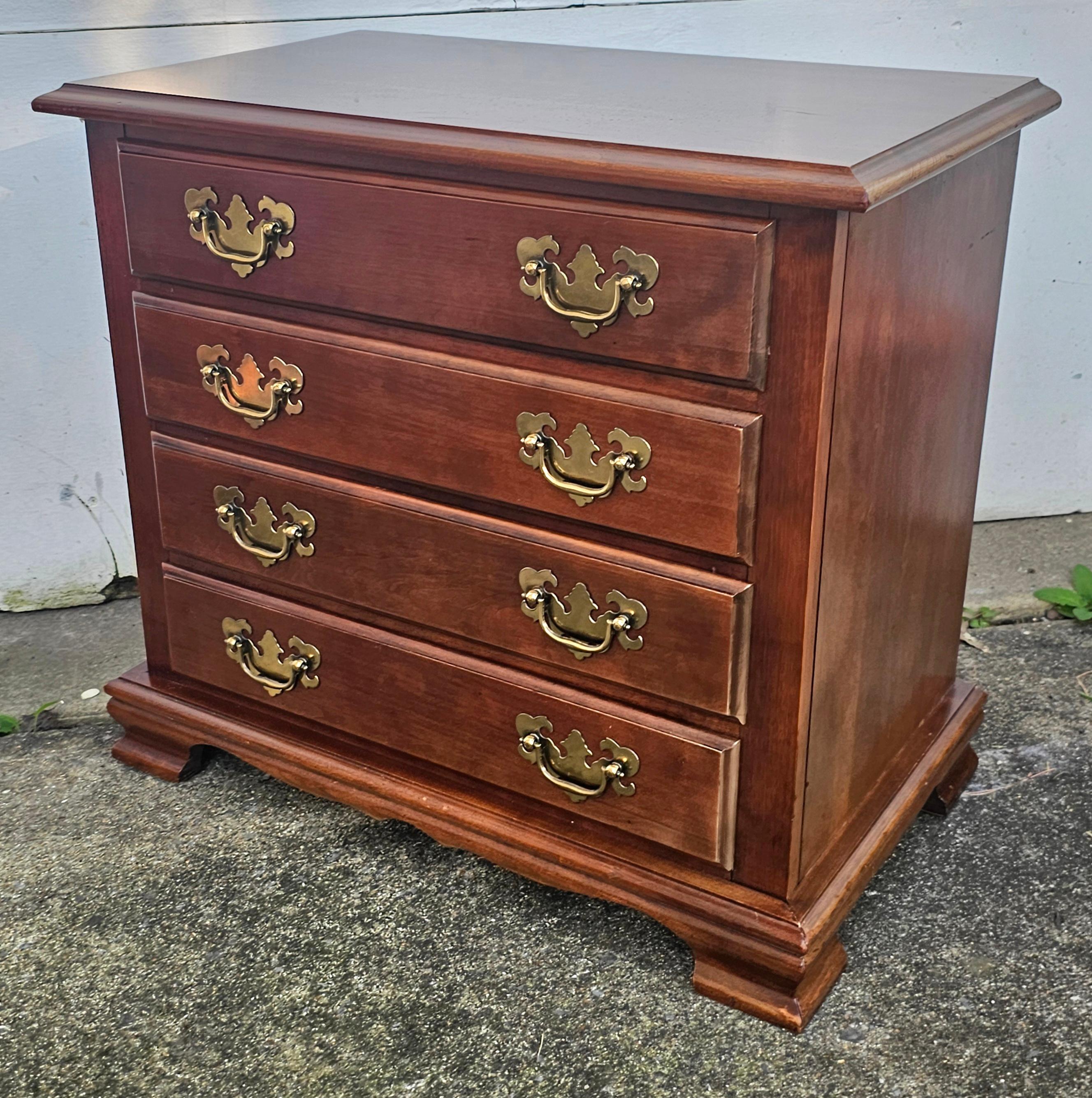 Cassettone a quattro cassetti in mogano Chippendale della fine del XX secolo.  Cassetti in vendita 1