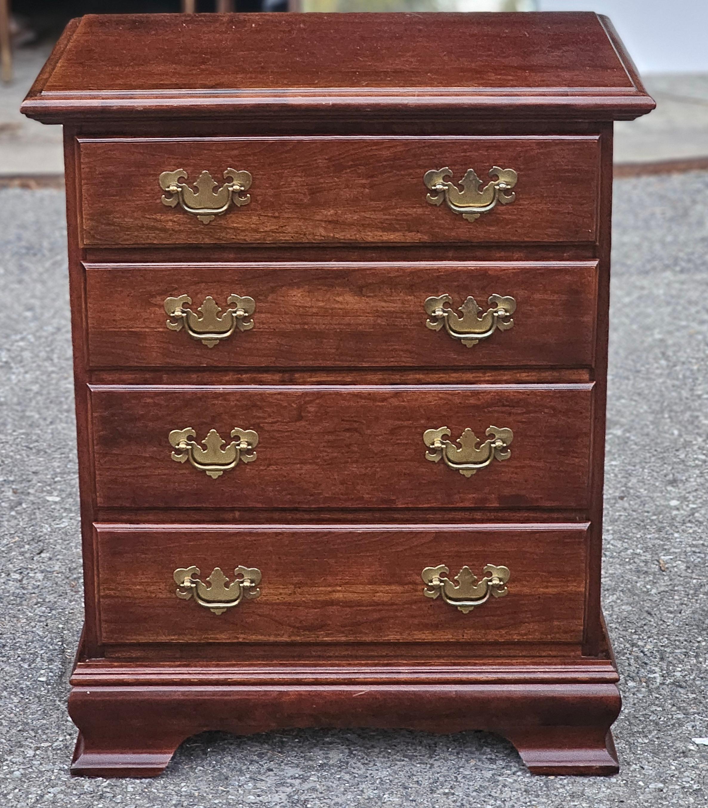 Coffre de chevet / table de nuit à quatre tiroirs en cerisier de style Chippendale de la fin du 20e siècle.
Dimensions : 25