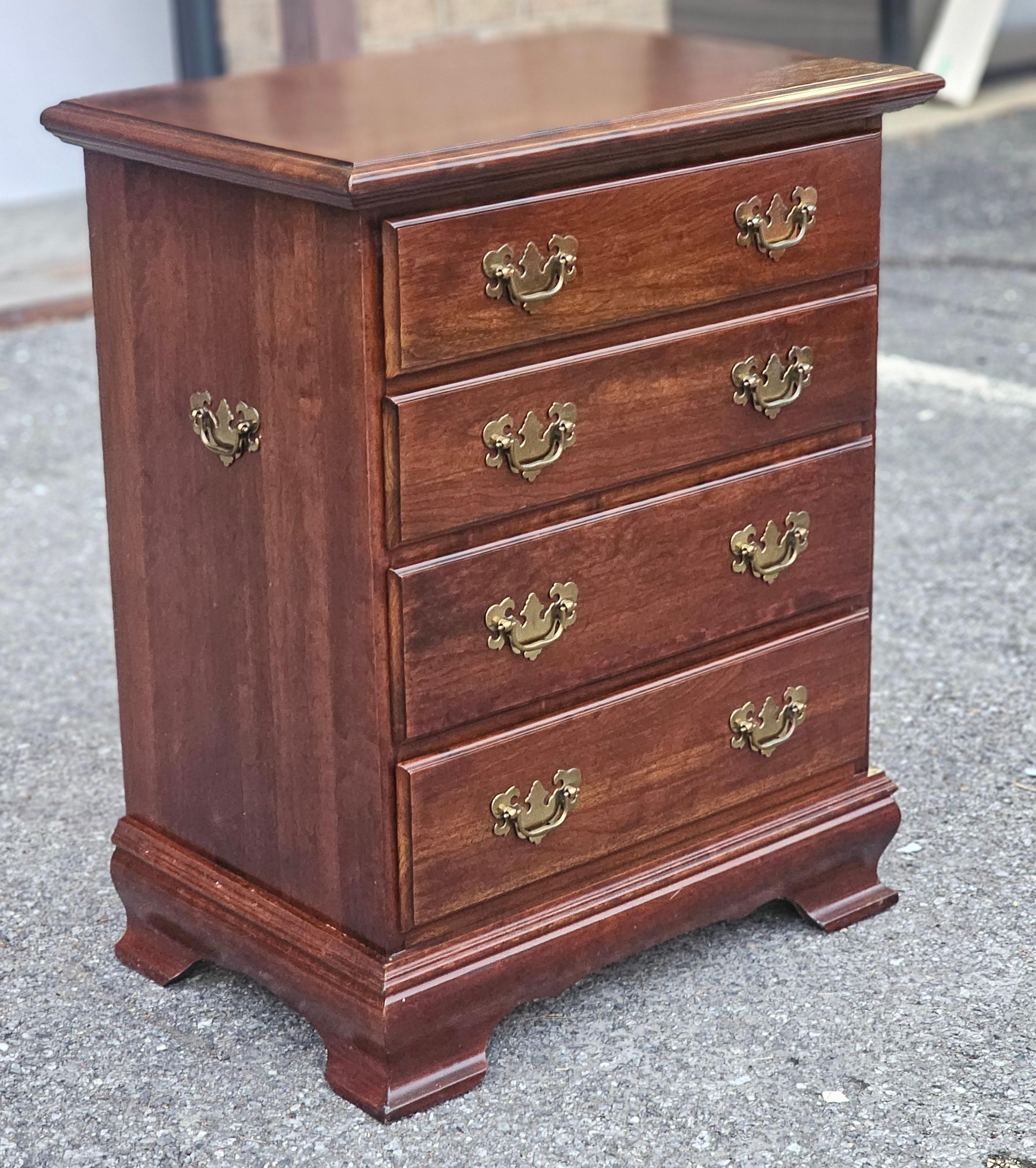 Tacheté Coffre de chevet à quatre tiroirs de style Chippendale de la fin du 20e siècle en vente