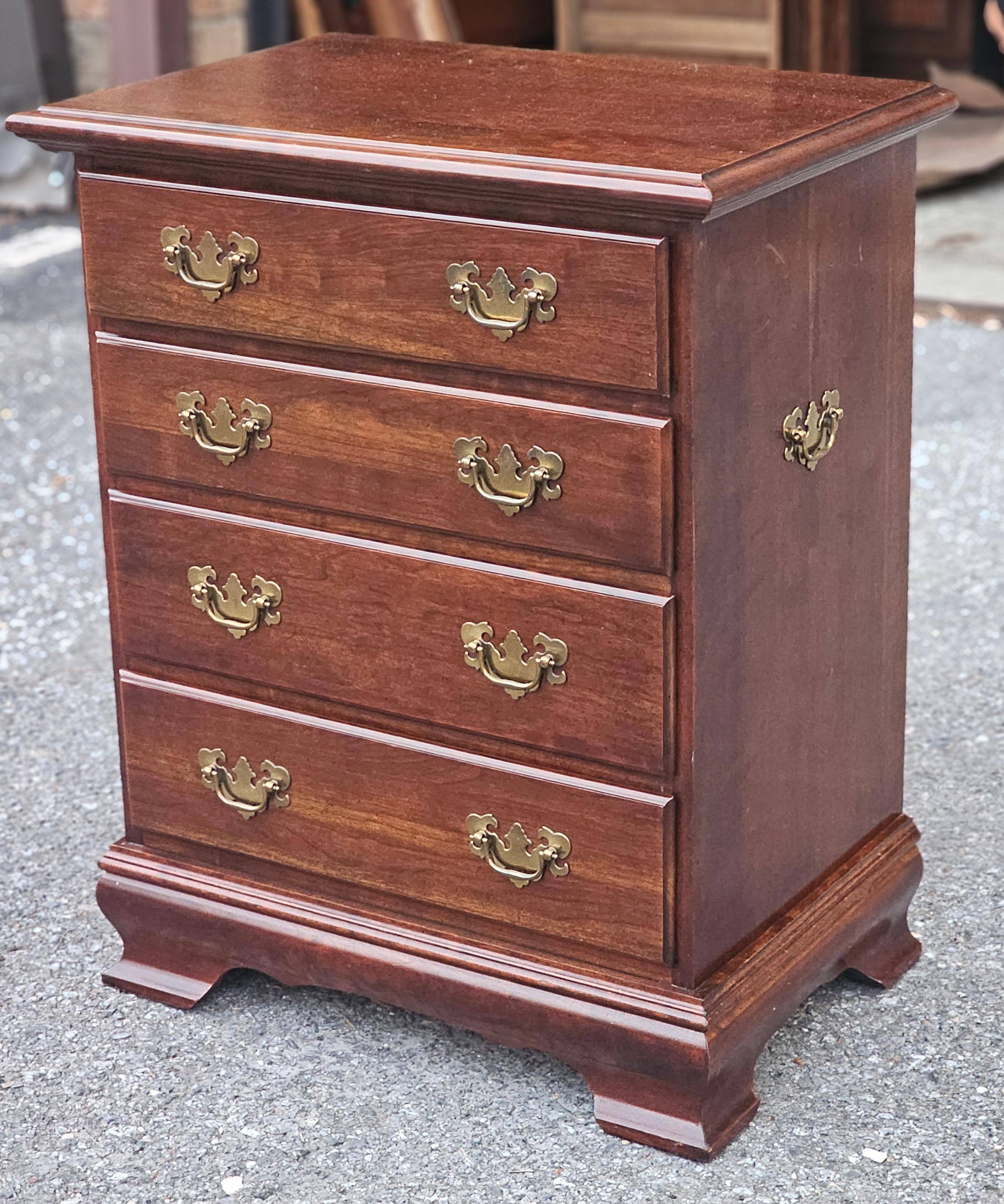 Coffre de chevet à quatre tiroirs de style Chippendale de la fin du 20e siècle Bon état - En vente à Germantown, MD