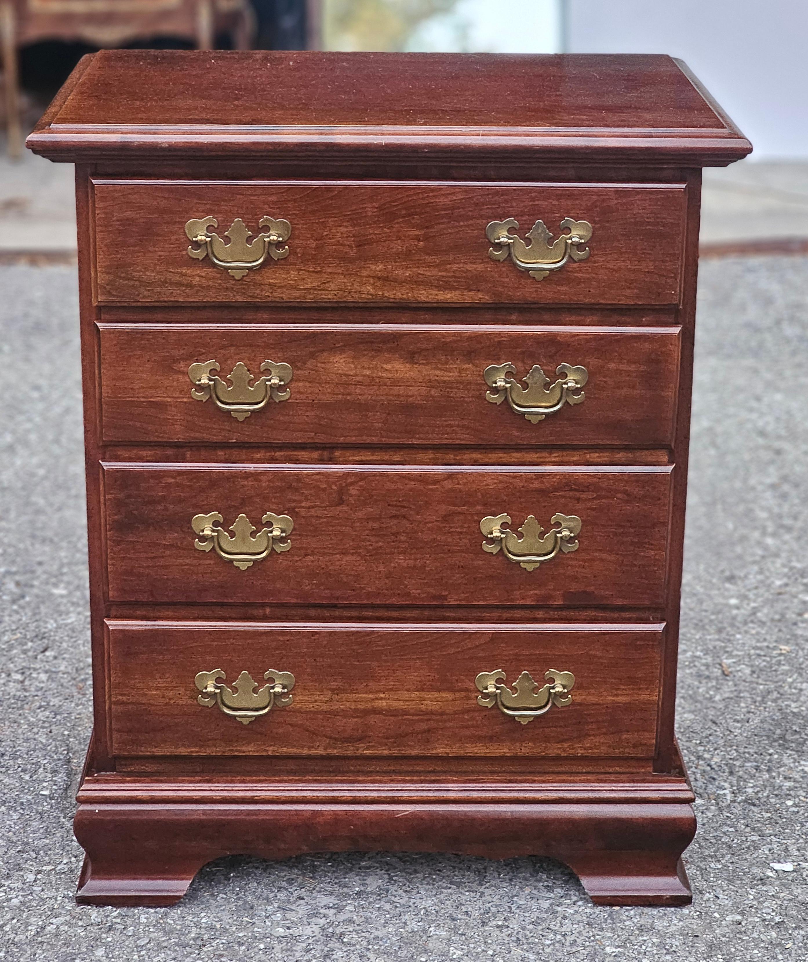 20ième siècle Coffre de chevet à quatre tiroirs de style Chippendale de la fin du 20e siècle en vente