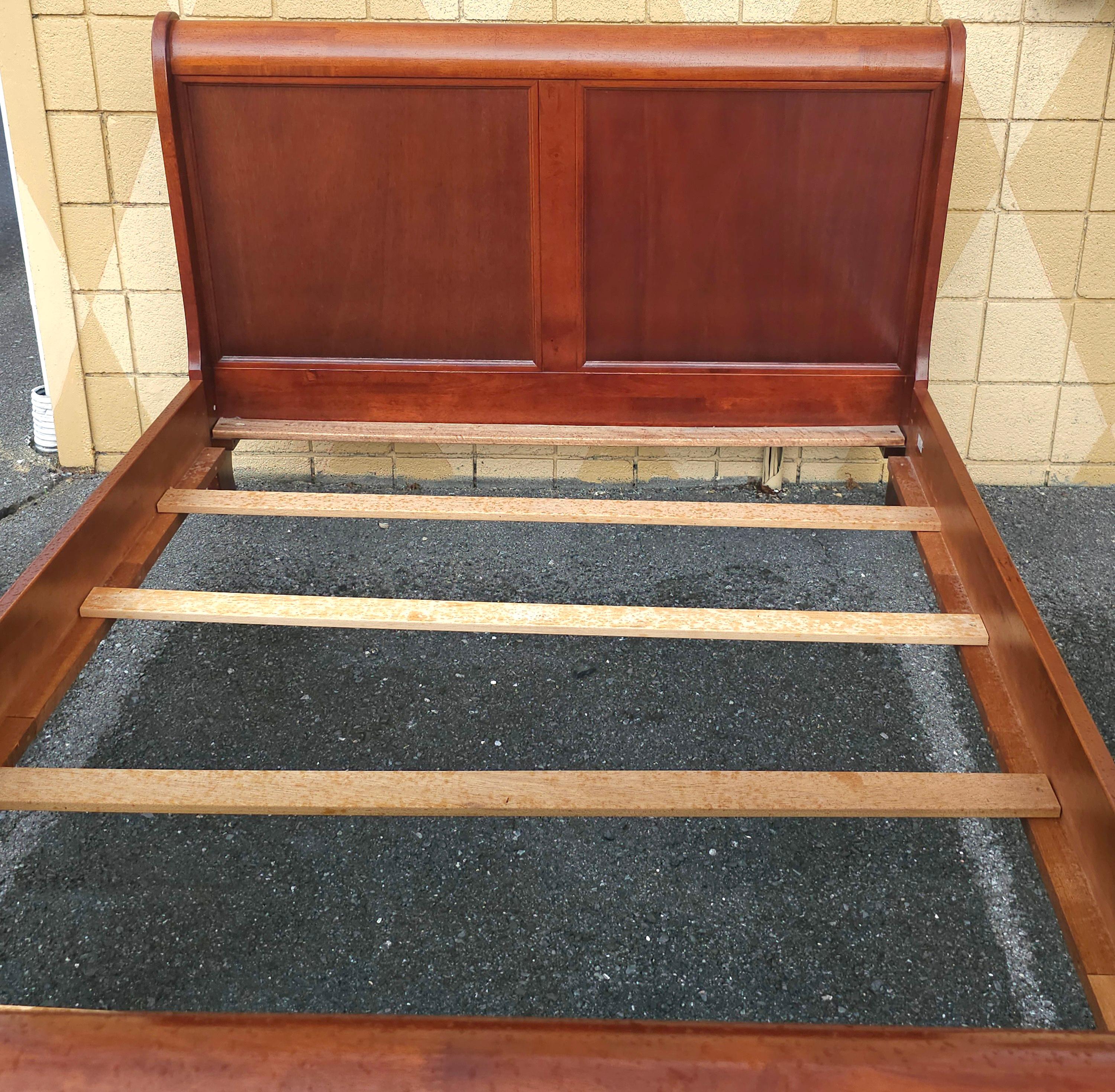 Late 20th Century Classical Mahogany Queen Size Sleigh Bedstead For Sale 5