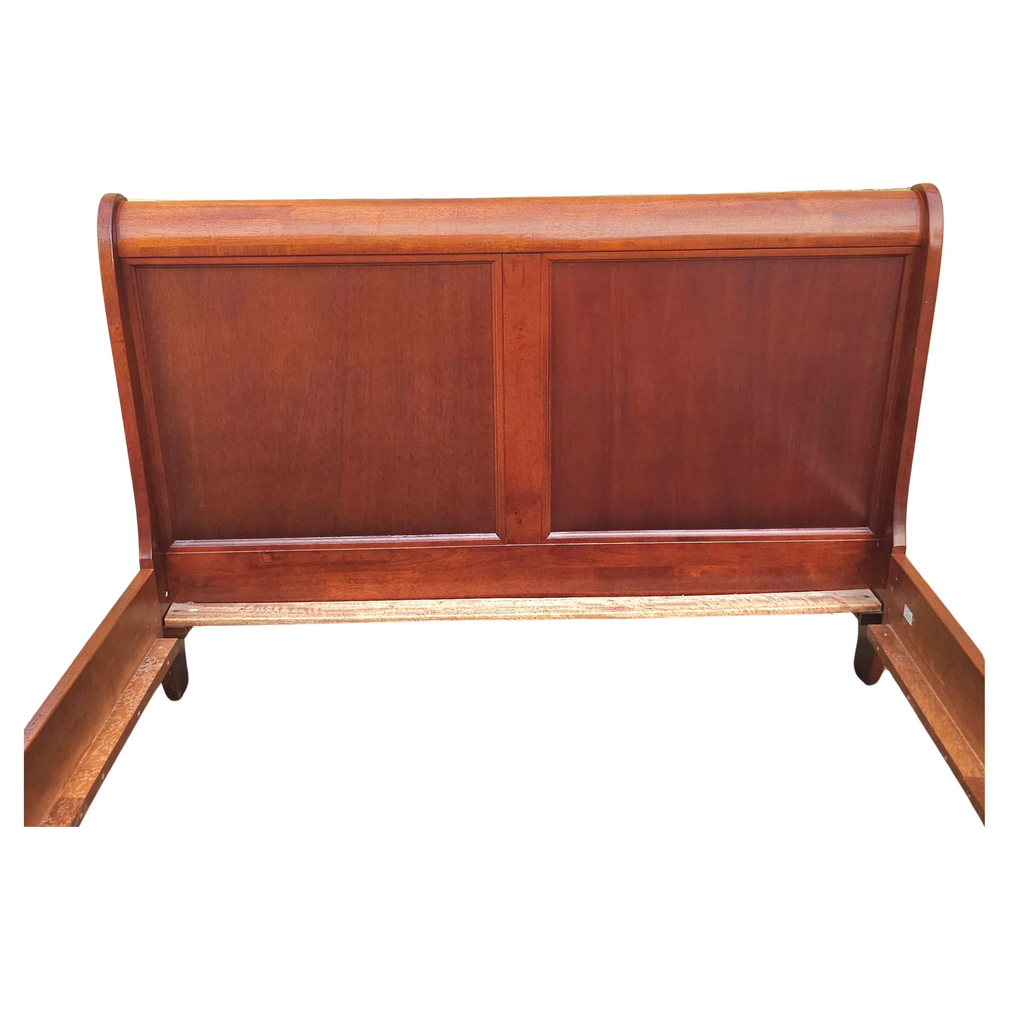 Late 20th Century Classical Mahogany Queen Size Sleigh Bedstead For Sale 1