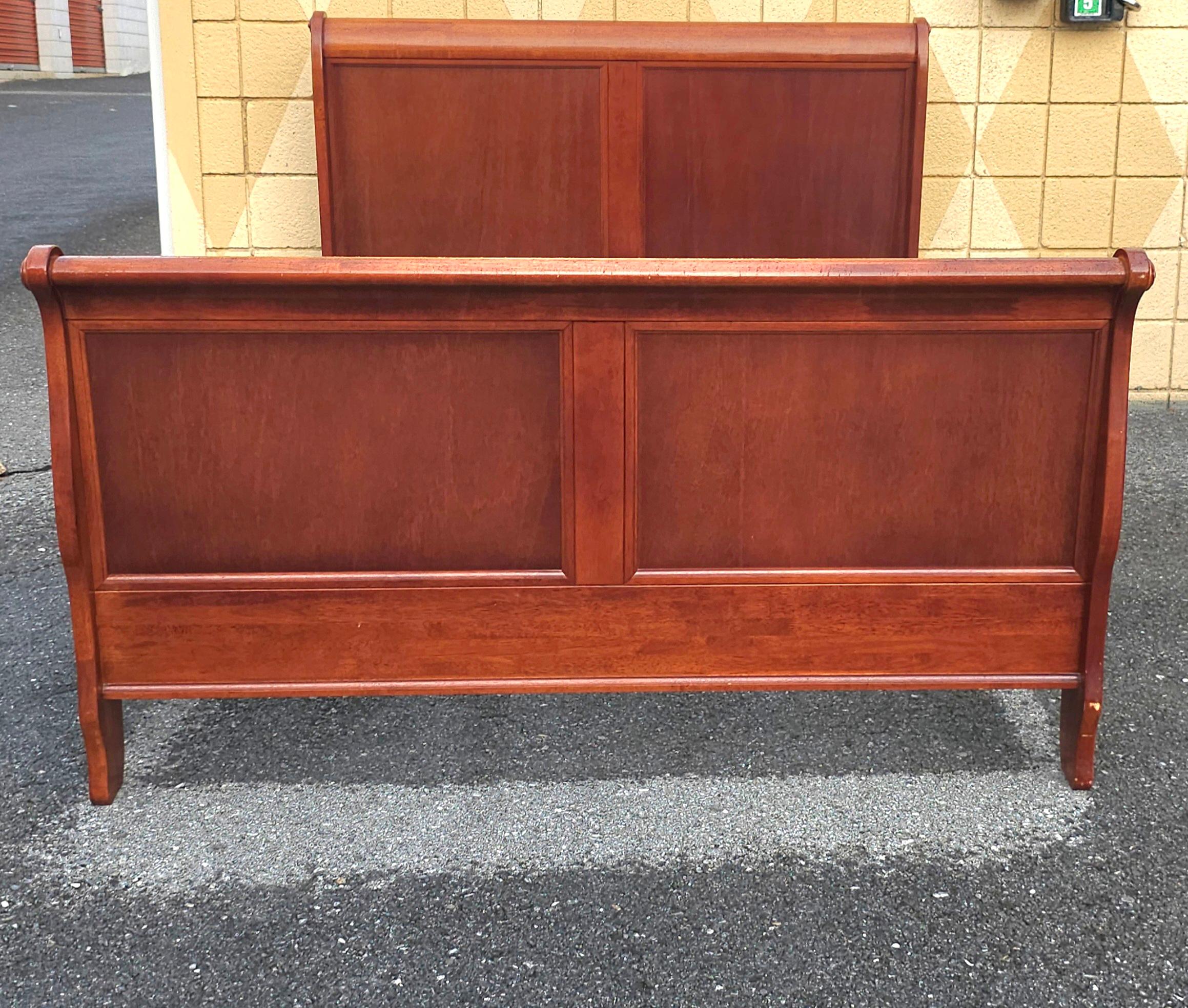 Late 20th Century Classical Mahogany Queen Size Sleigh Bedstead For Sale 3