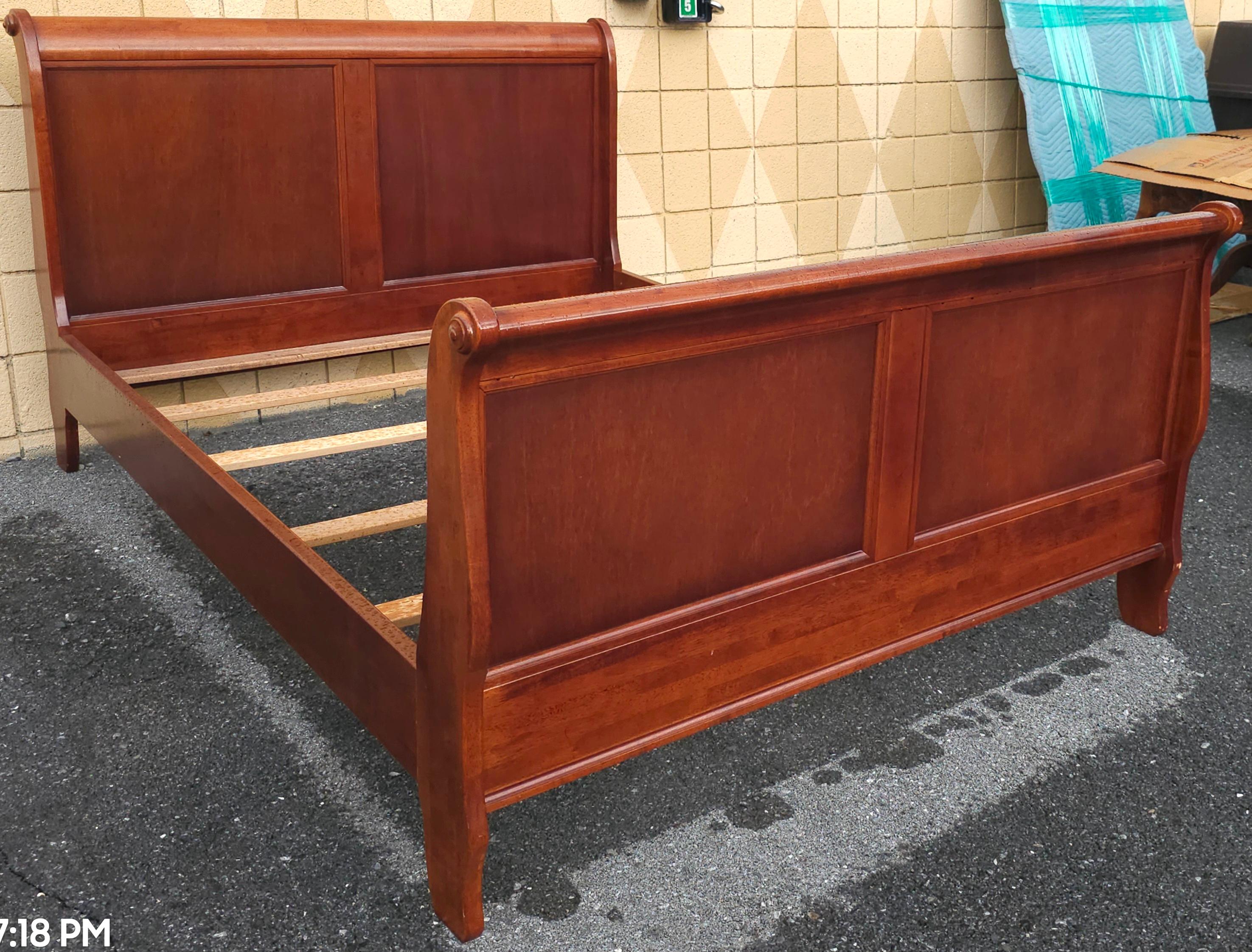Late 20th Century Classical Mahogany Queen Size Sleigh Bedstead For Sale 4