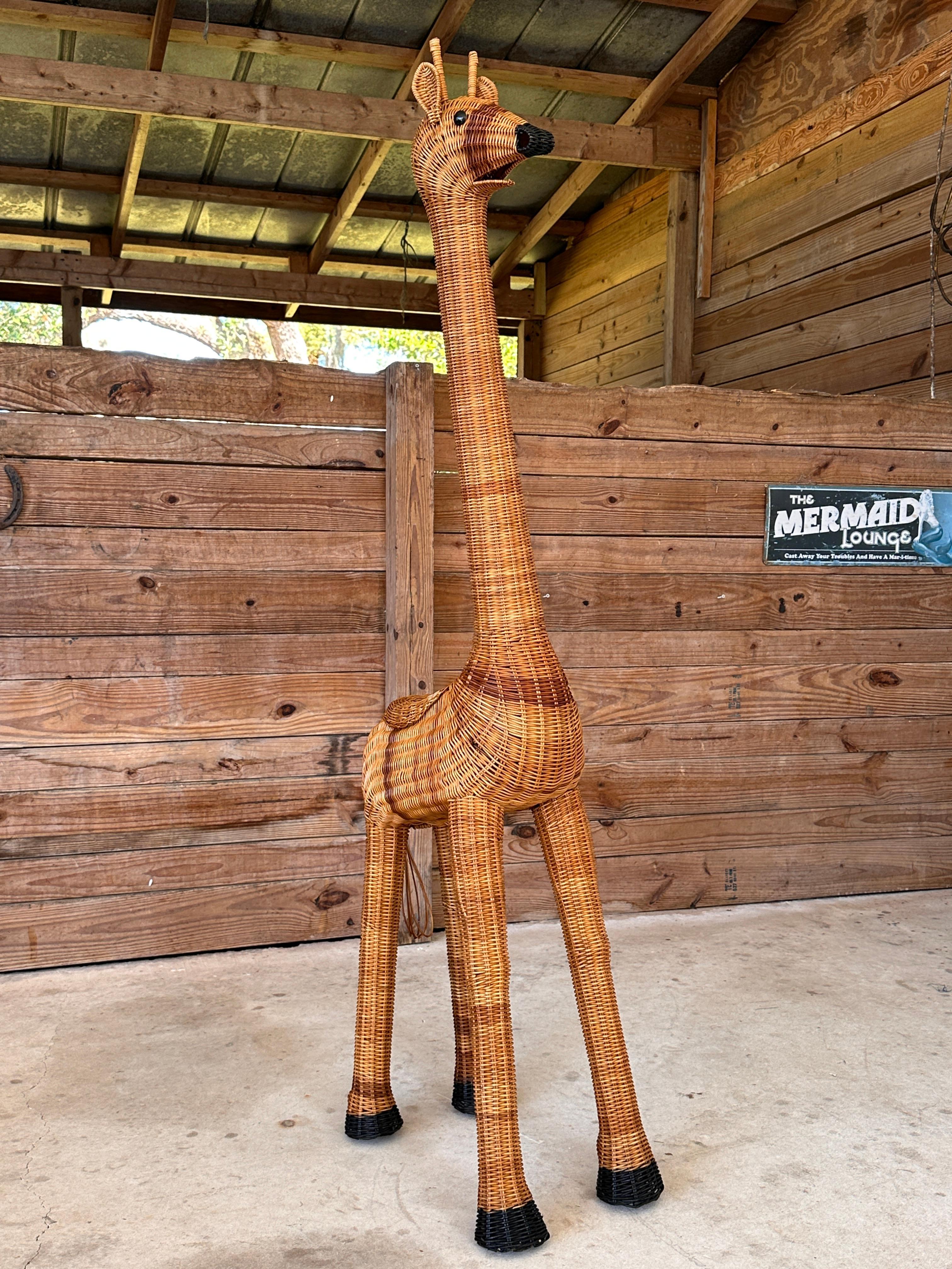 L'usure et les éraflures correspondent à l'âge et à l'utilisation ; l'ensemble est en très bon état et ne présente aucune cassure.
DescriptionCette girafe fantaisiste en rotin vintage est une pièce décorative charmante et unique, parfaite pour