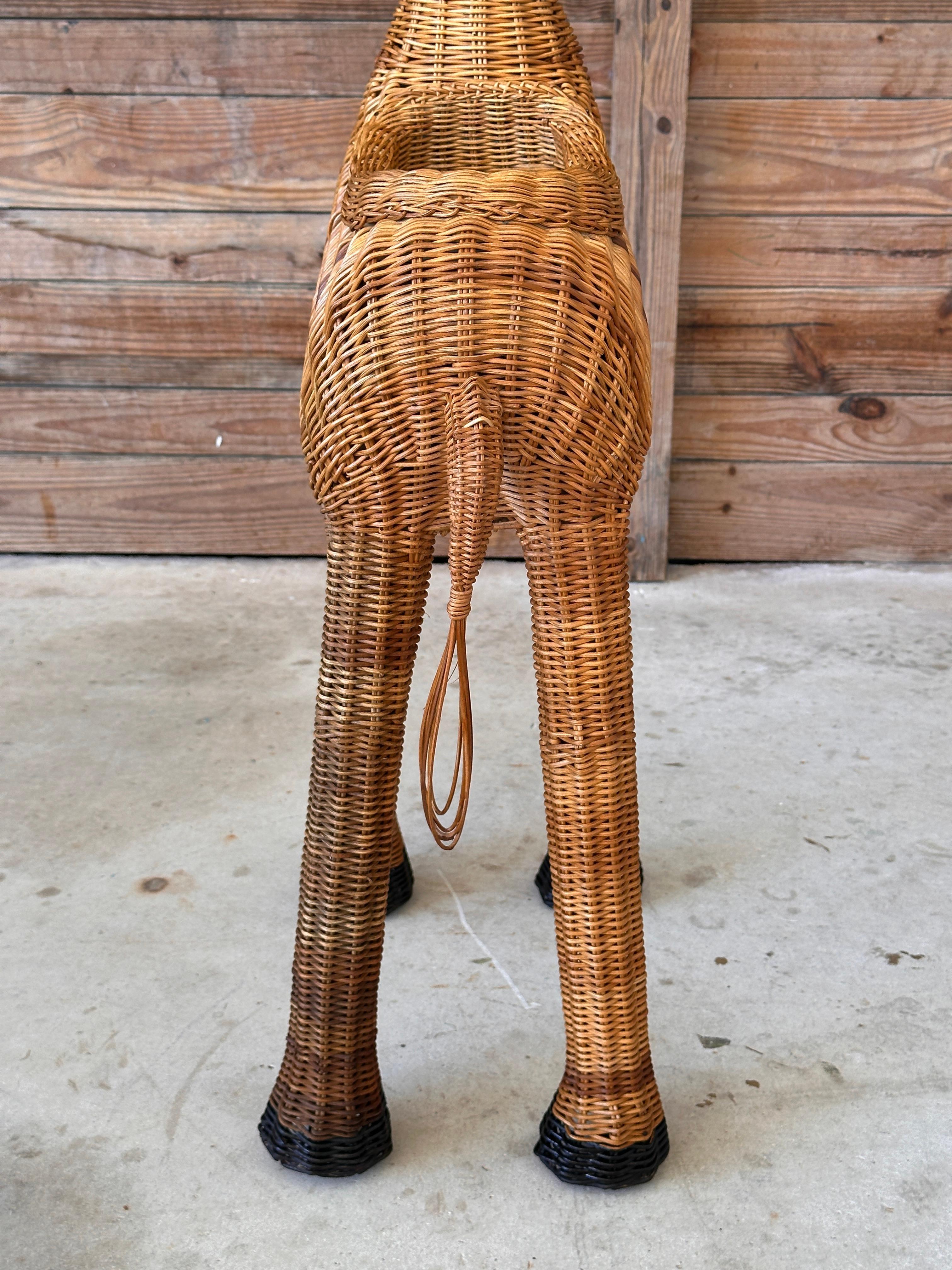 Fin du 20e siècle Fin 20ème siècle Coastal Boho Tall Rattan Giraffe Planter Décorer en vente