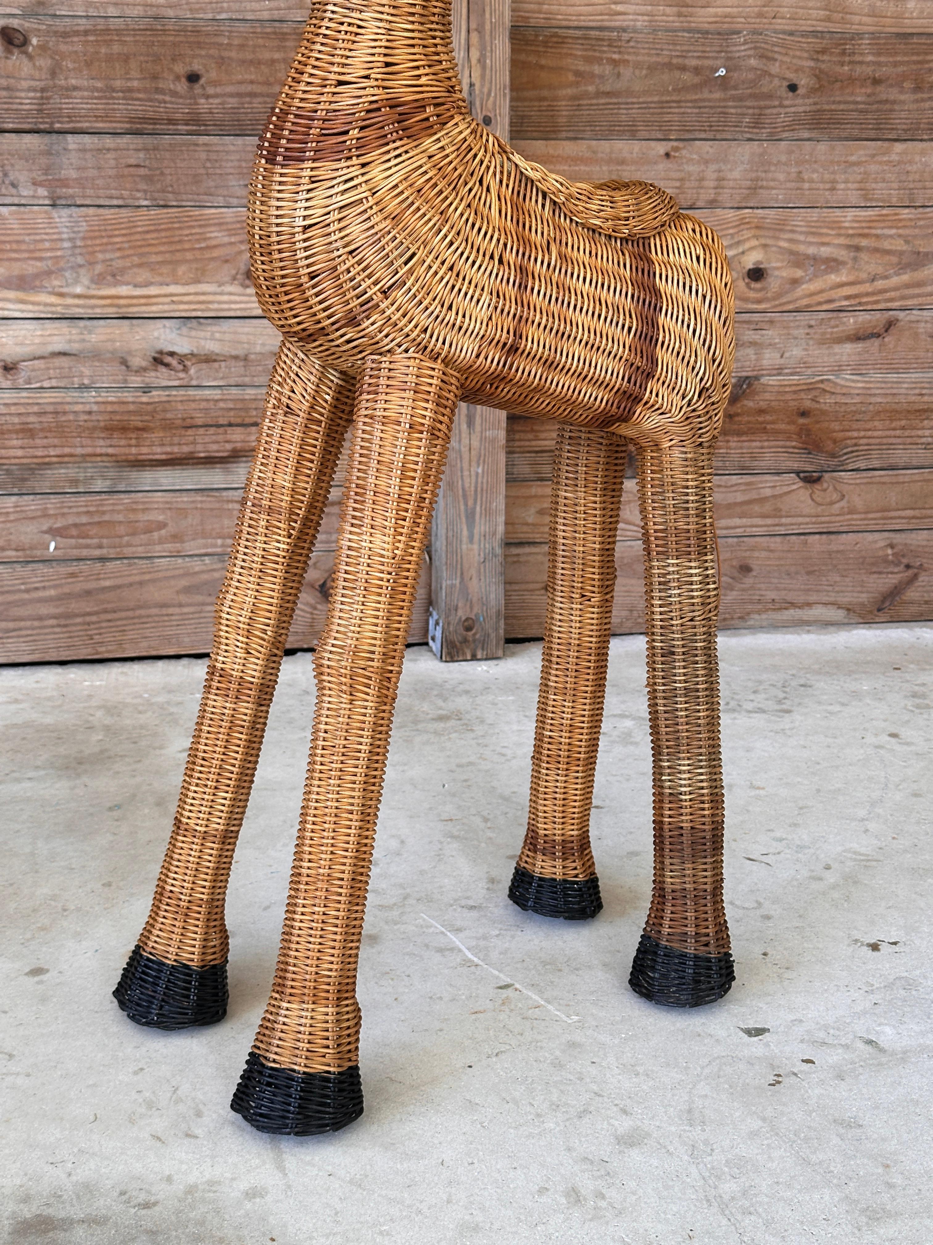 Osier Fin 20ème siècle Coastal Boho Tall Rattan Giraffe Planter Décorer en vente