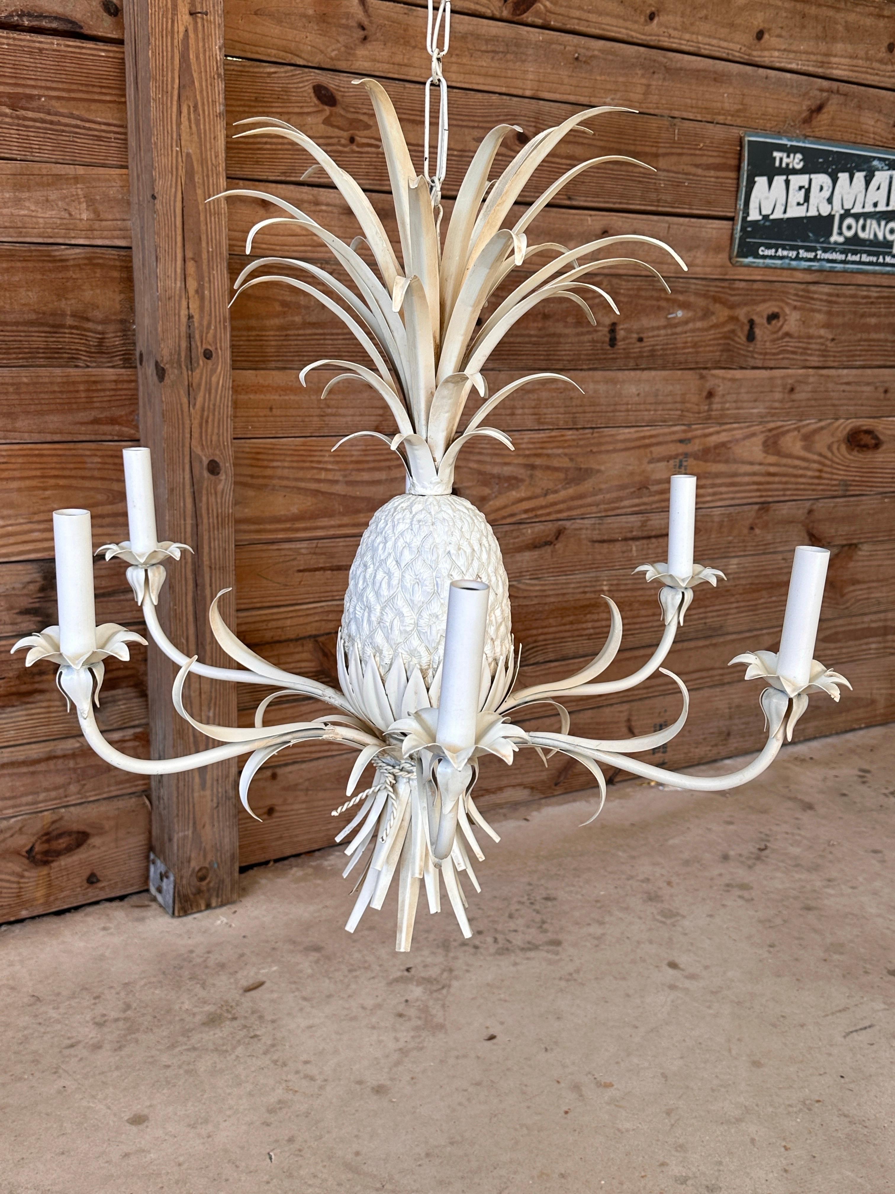 Late 20th Century Coastal Regency Metal Tole Pineapple Chandelier In Good Condition In North Fort Myers, FL