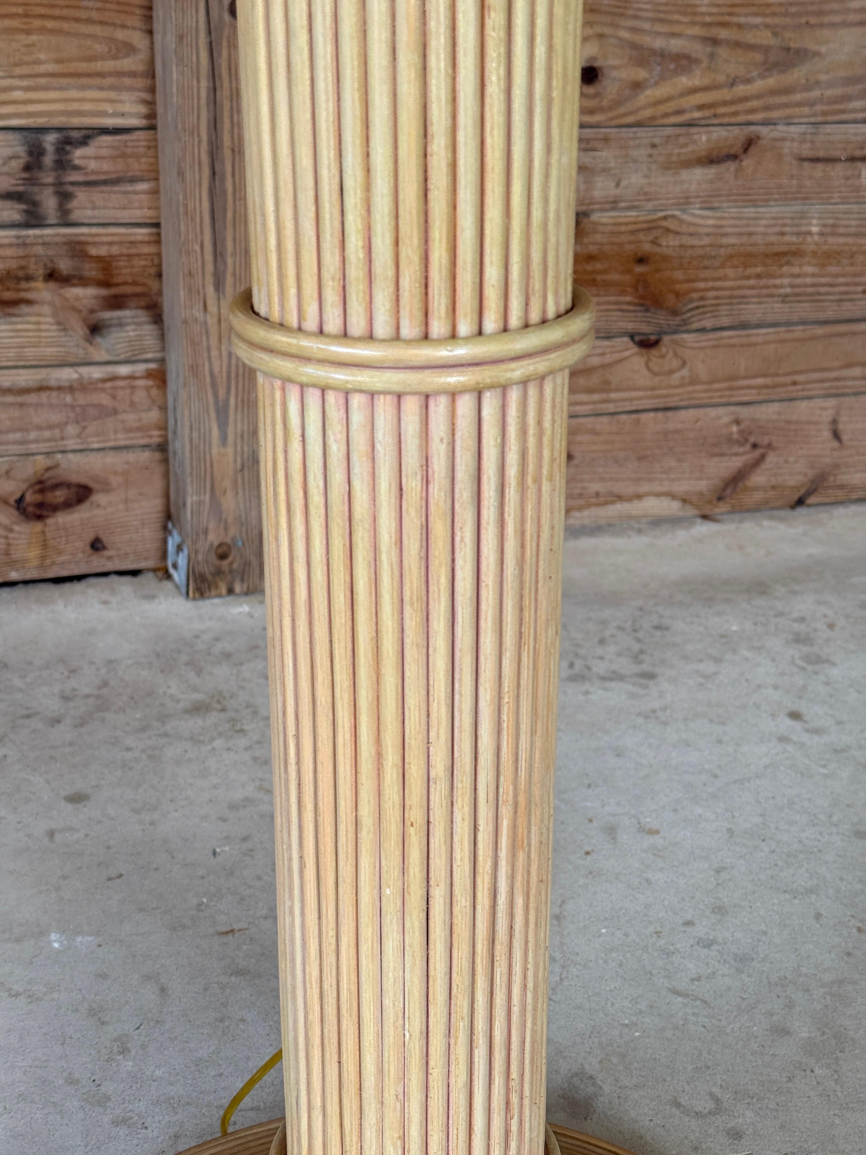 Fatto a mano Lampada da terra in cocco con albero di palma Ratan, in stile Coastal Regency, della fine del XX secolo.