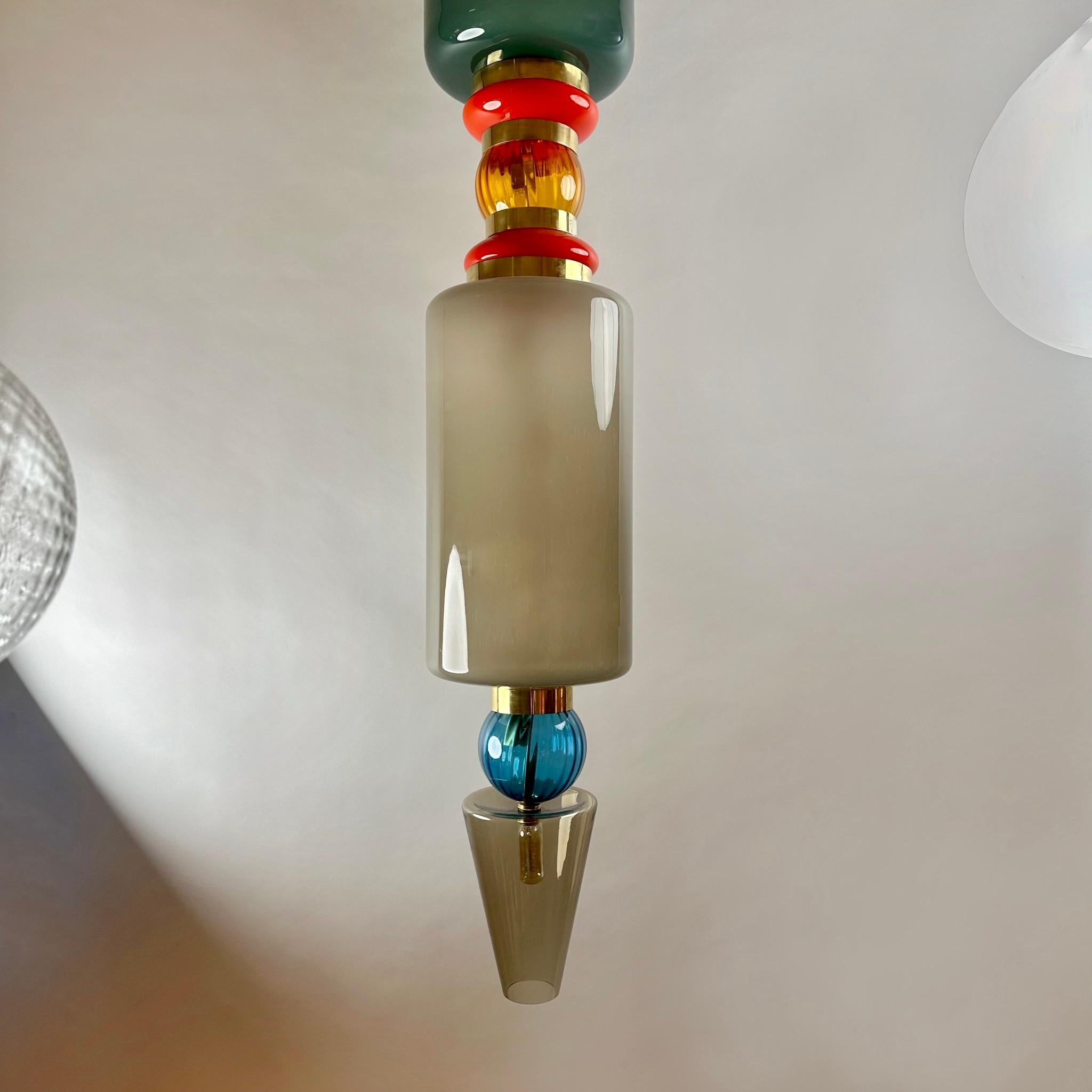 Moderne Fin du 20e siècle - Lustre pendentif XXL en verre coloré de Murano et laiton en vente