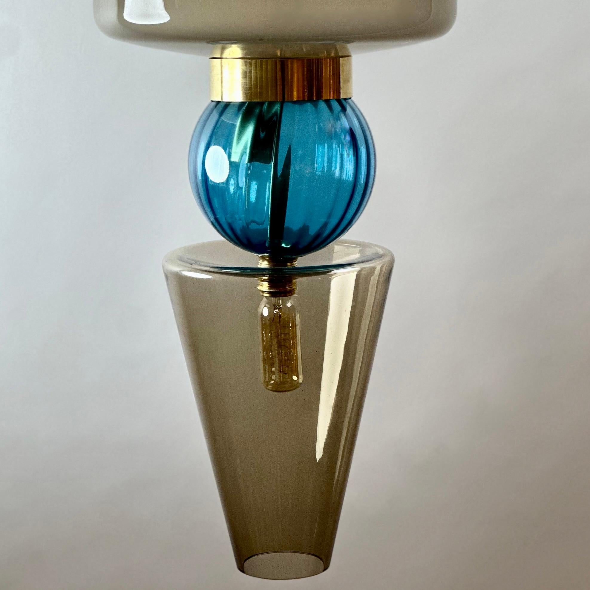 Laiton Fin du 20e siècle - Lustre pendentif XXL en verre coloré de Murano et laiton en vente
