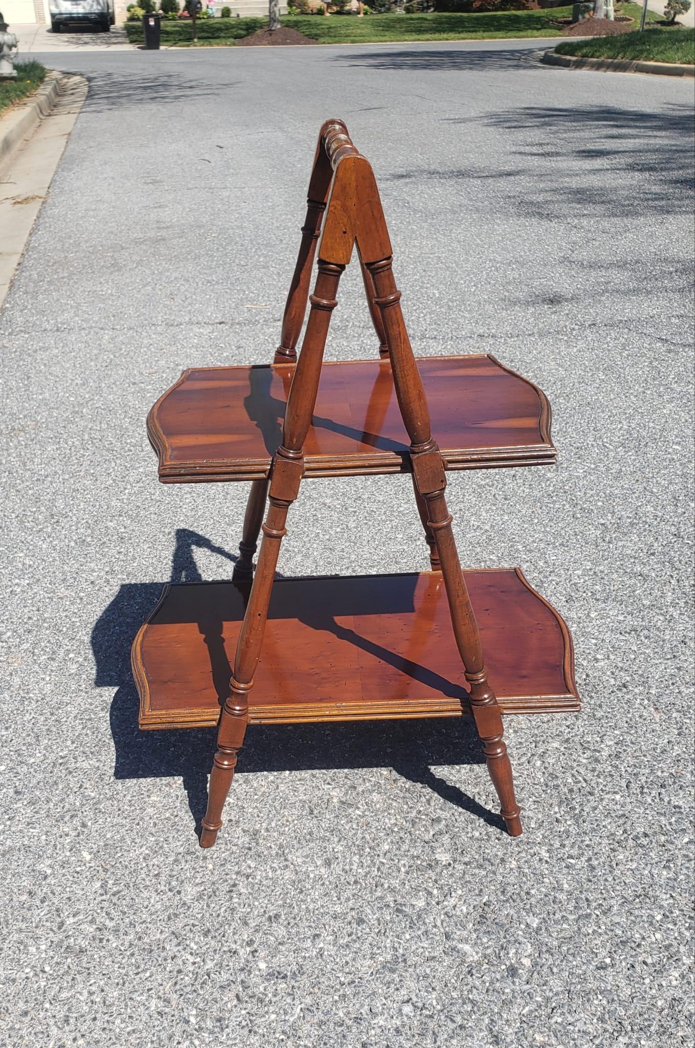 Tacheté Table d'appoint à deux niveaux en cerisier continental de la fin du XXe siècle en vente