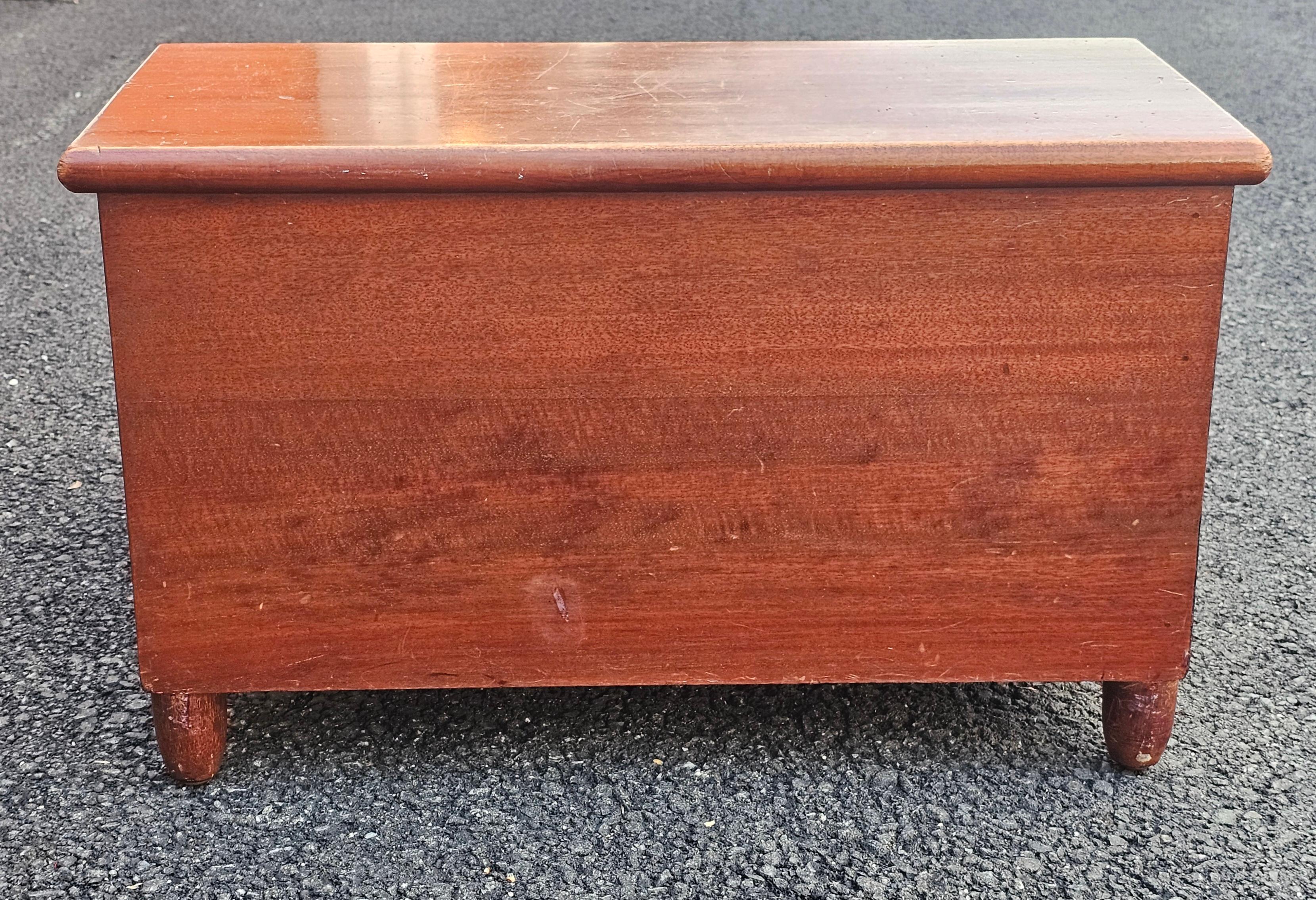 Américain Fin du 20e siècle Councill Furniture Acajou massif Marchepieds de lit Bibliothèque en vente
