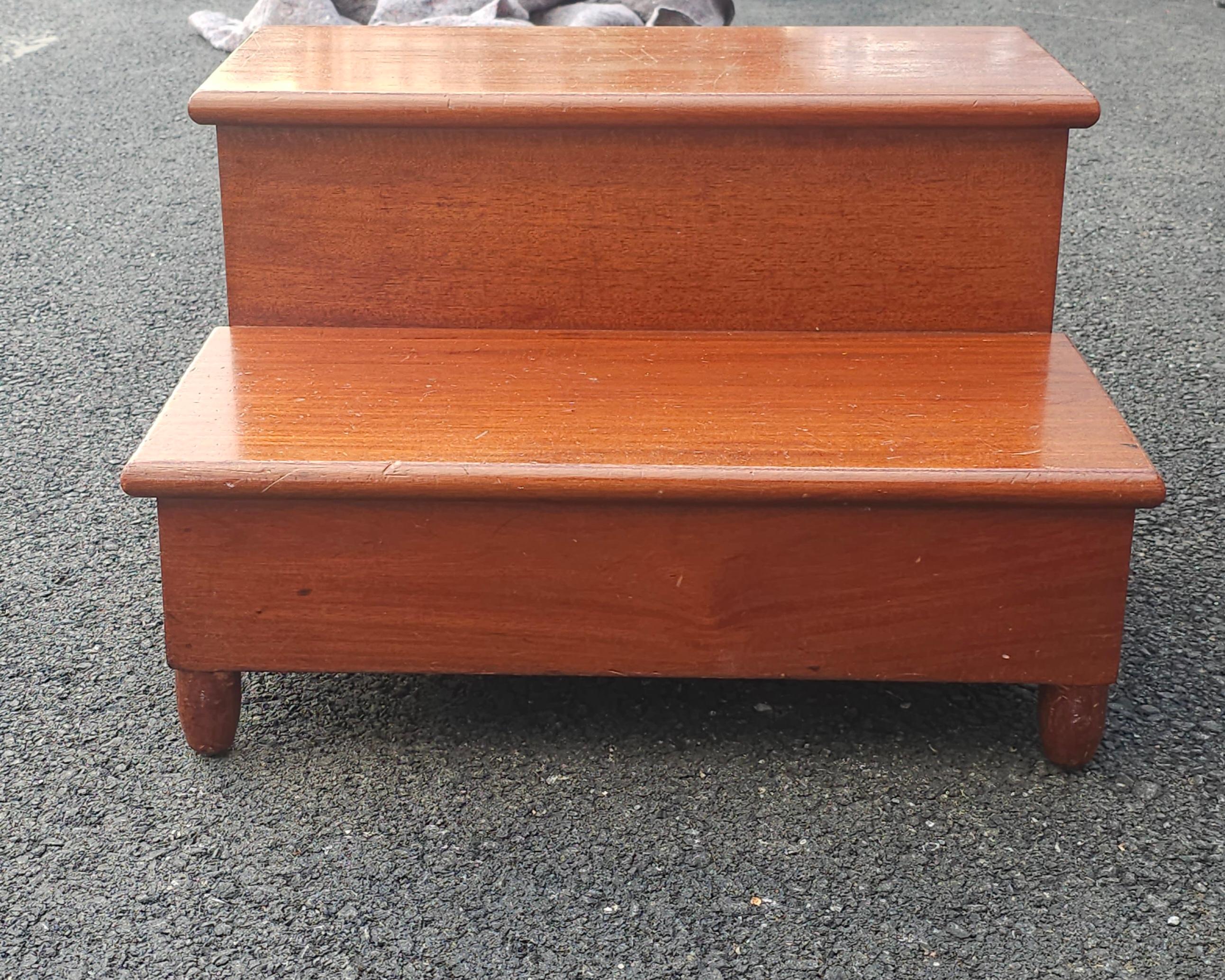 20ième siècle Fin du 20e siècle Councill Furniture Acajou massif Marchepieds de lit Bibliothèque en vente