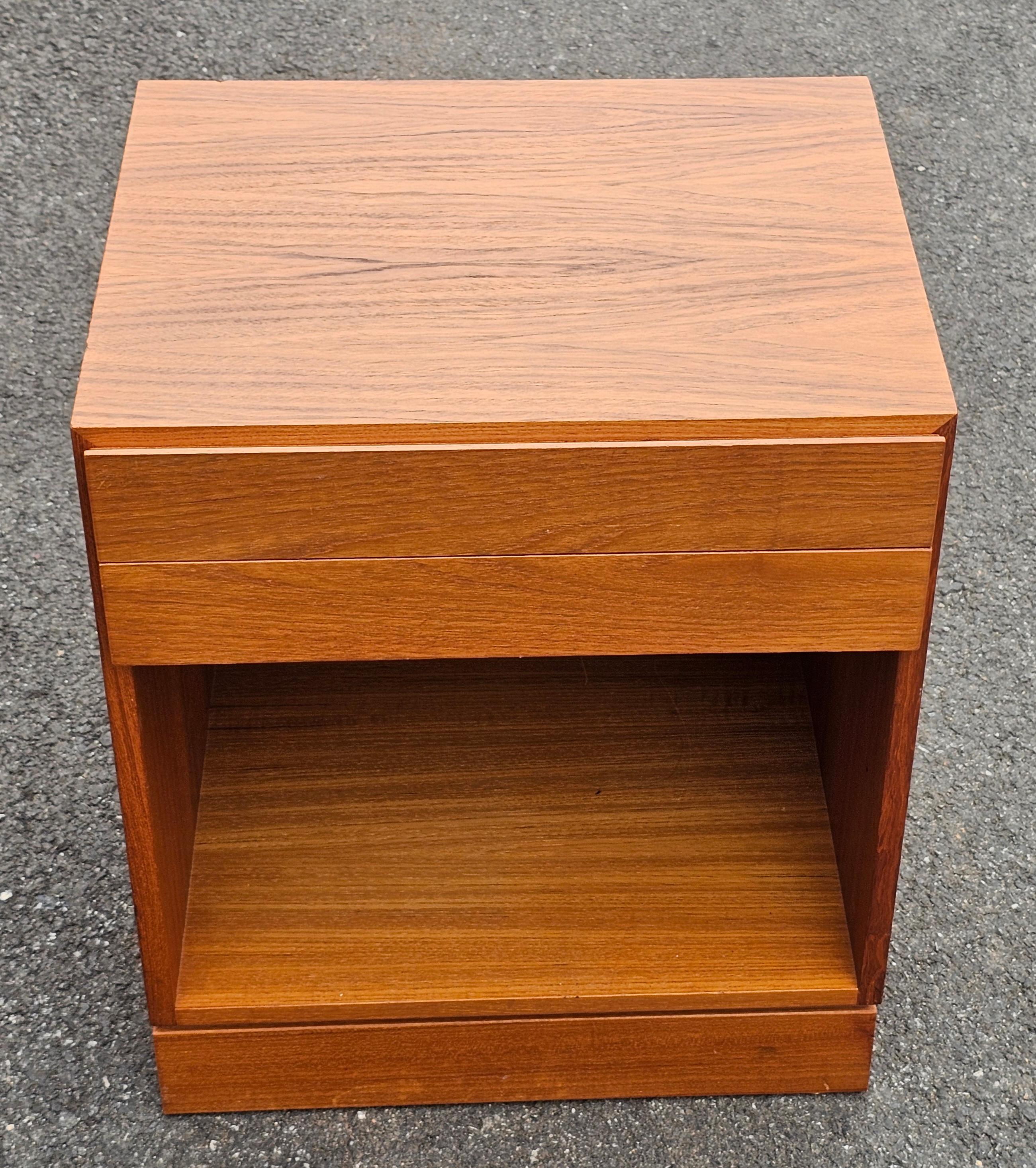 Late 20th Century Danish Modern Teak Double Drawer Bedside Table Nightstand For Sale 5