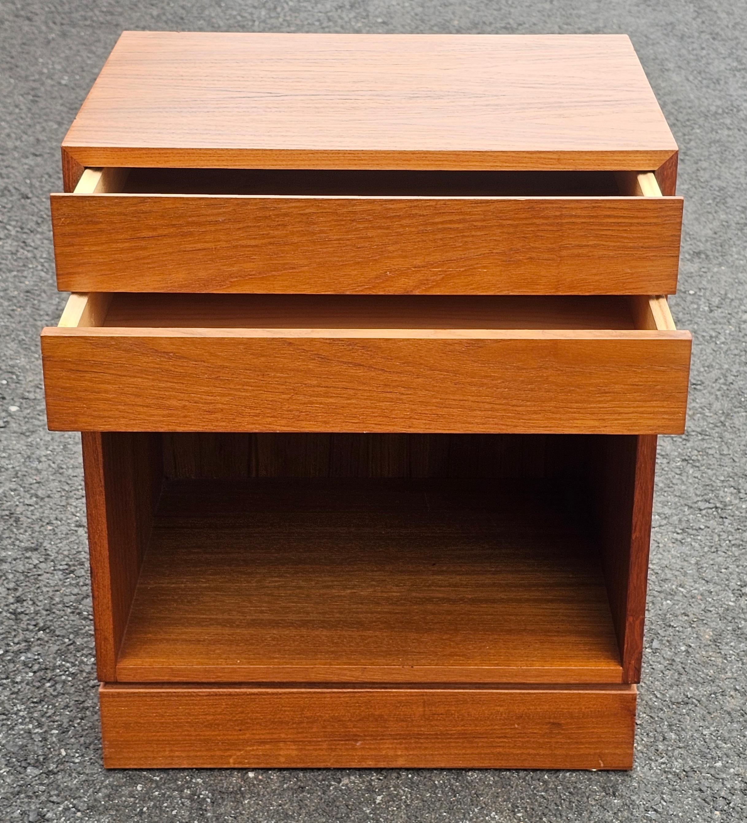 Late 20th Century Danish Modern Teak Double Drawer Bedside Table Nightstand For Sale 7