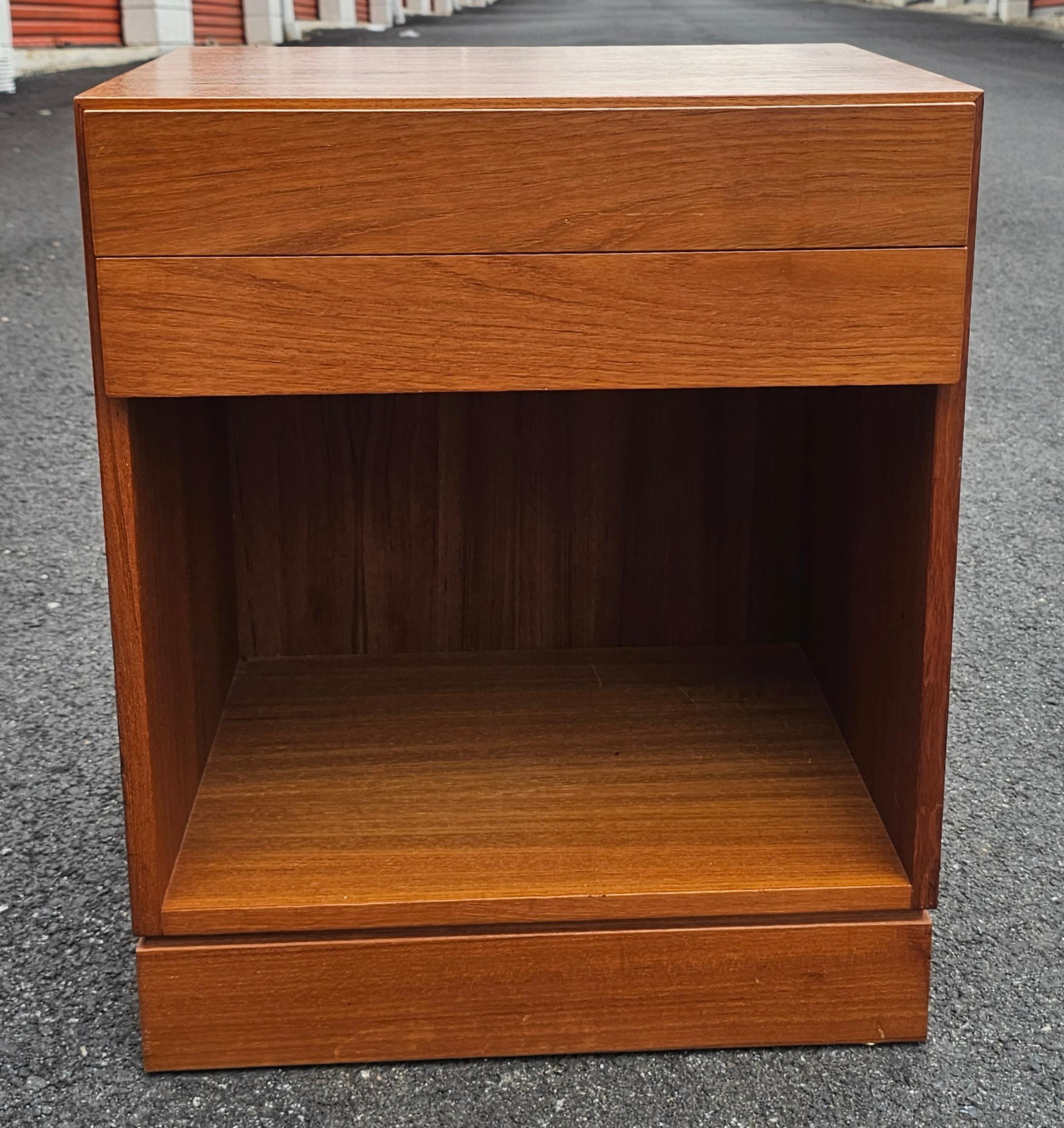 Late 20th Century Danish Modern Teak Double Drawer Bedside Table Nightstand For Sale 9