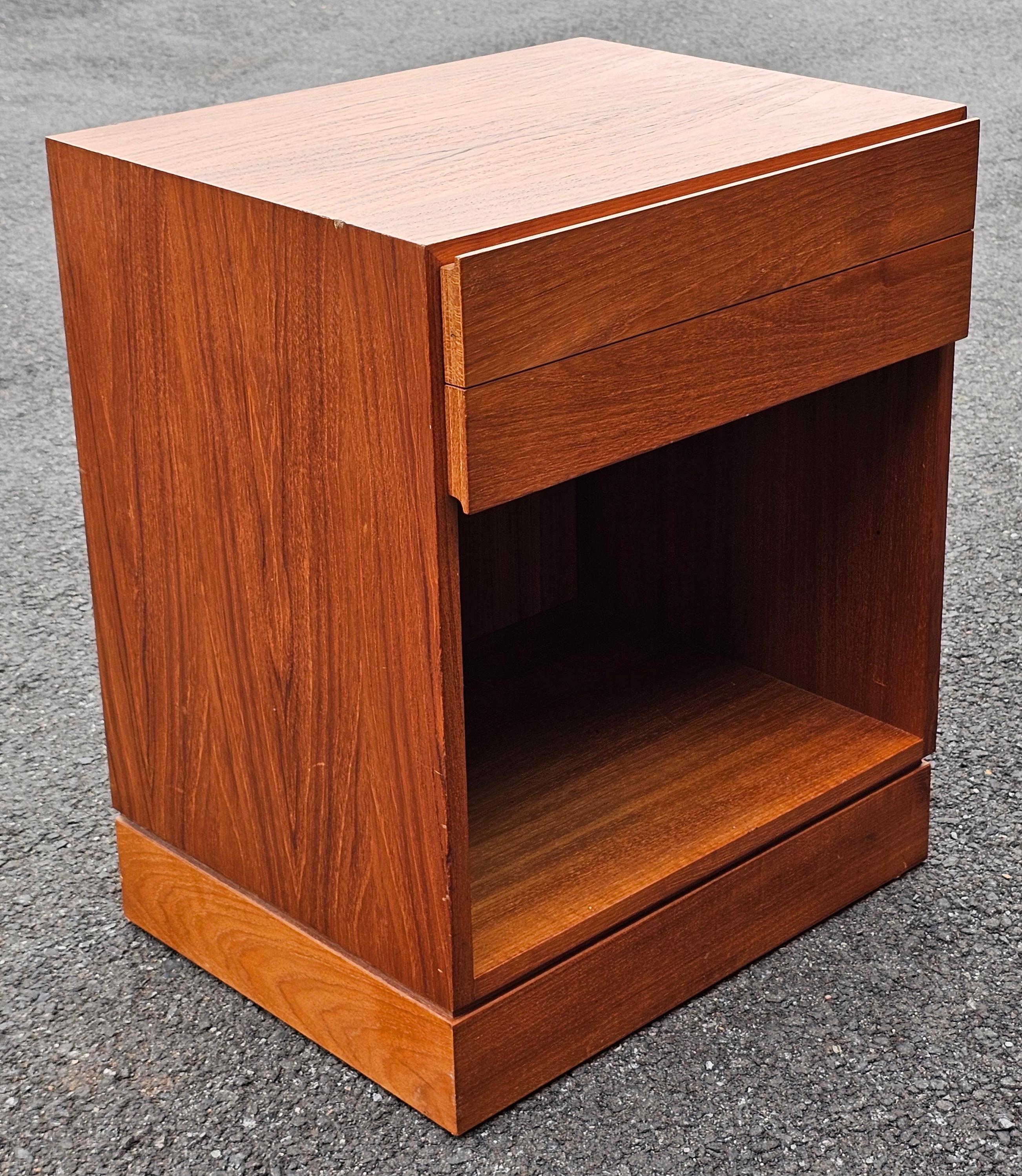 Late 20th Century Danish Modern Teak Double Drawer Bedside Table Nightstand In Good Condition For Sale In Germantown, MD