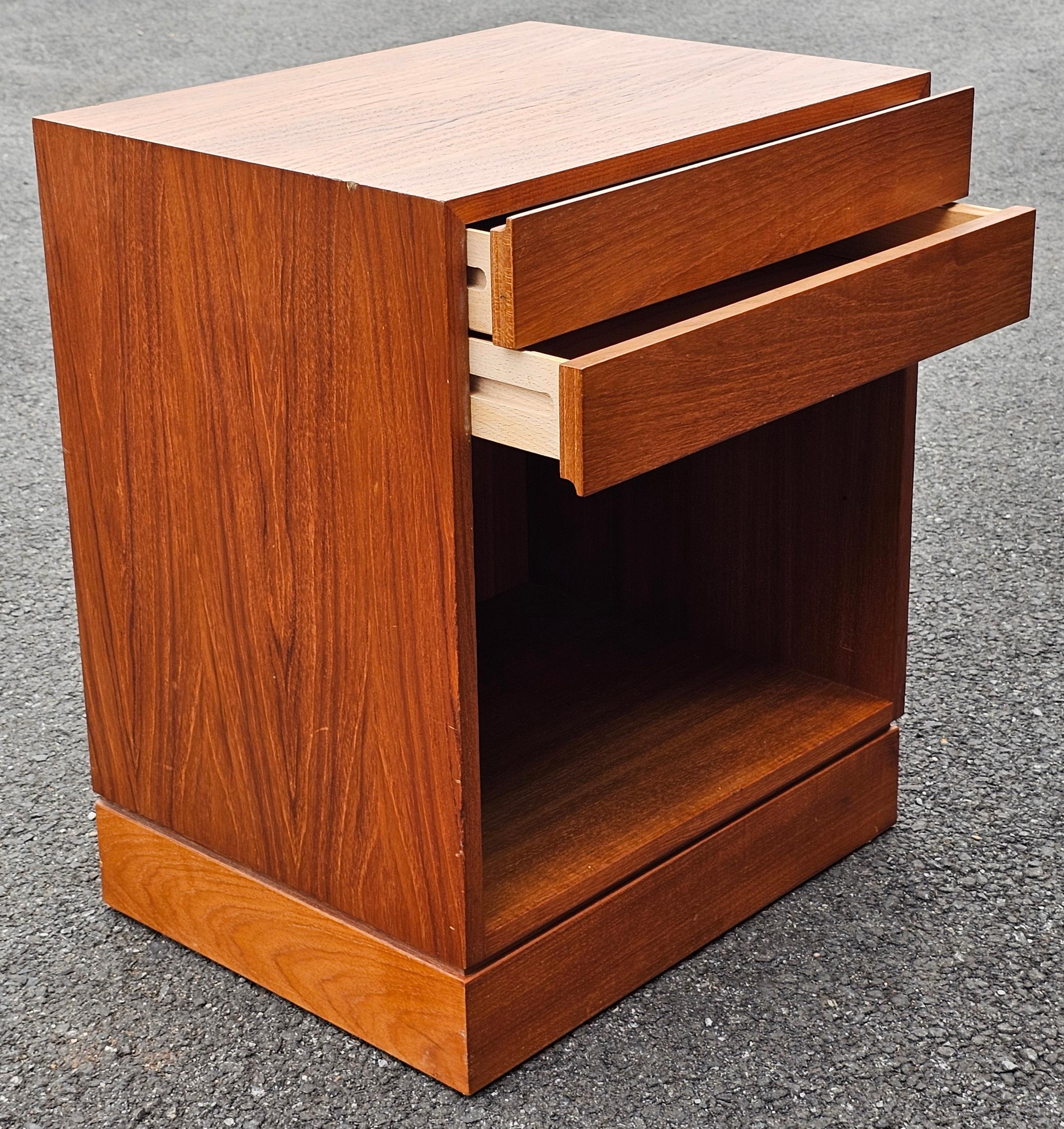 Late 20th Century Danish Modern Teak Double Drawer Bedside Table Nightstand For Sale 1