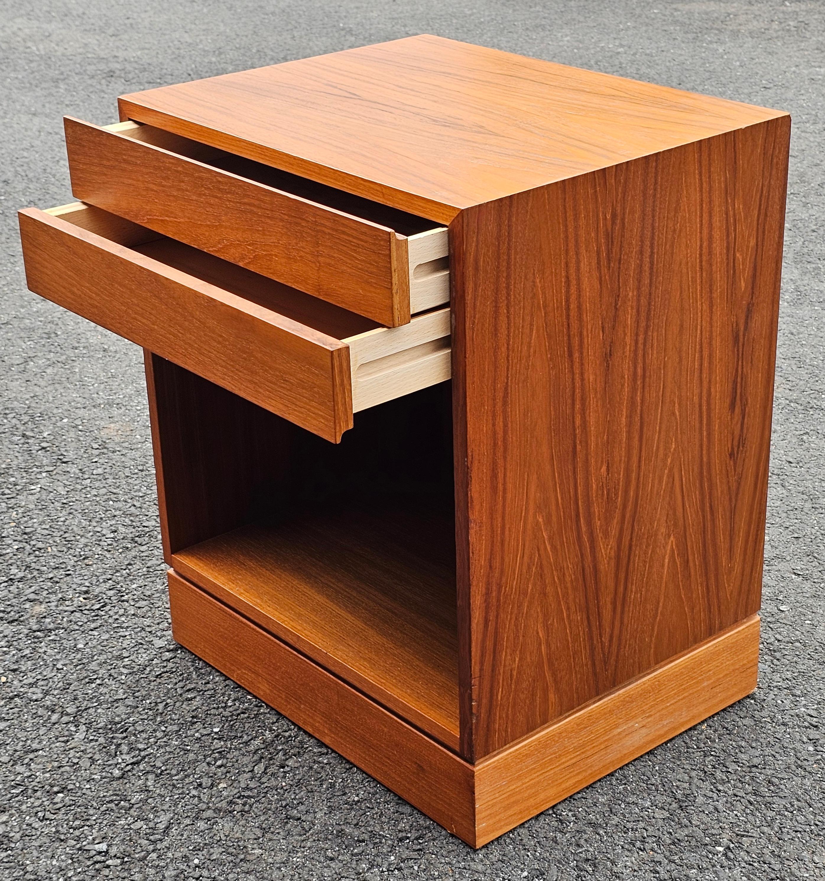 Late 20th Century Danish Modern Teak Double Drawer Bedside Table Nightstand For Sale 2
