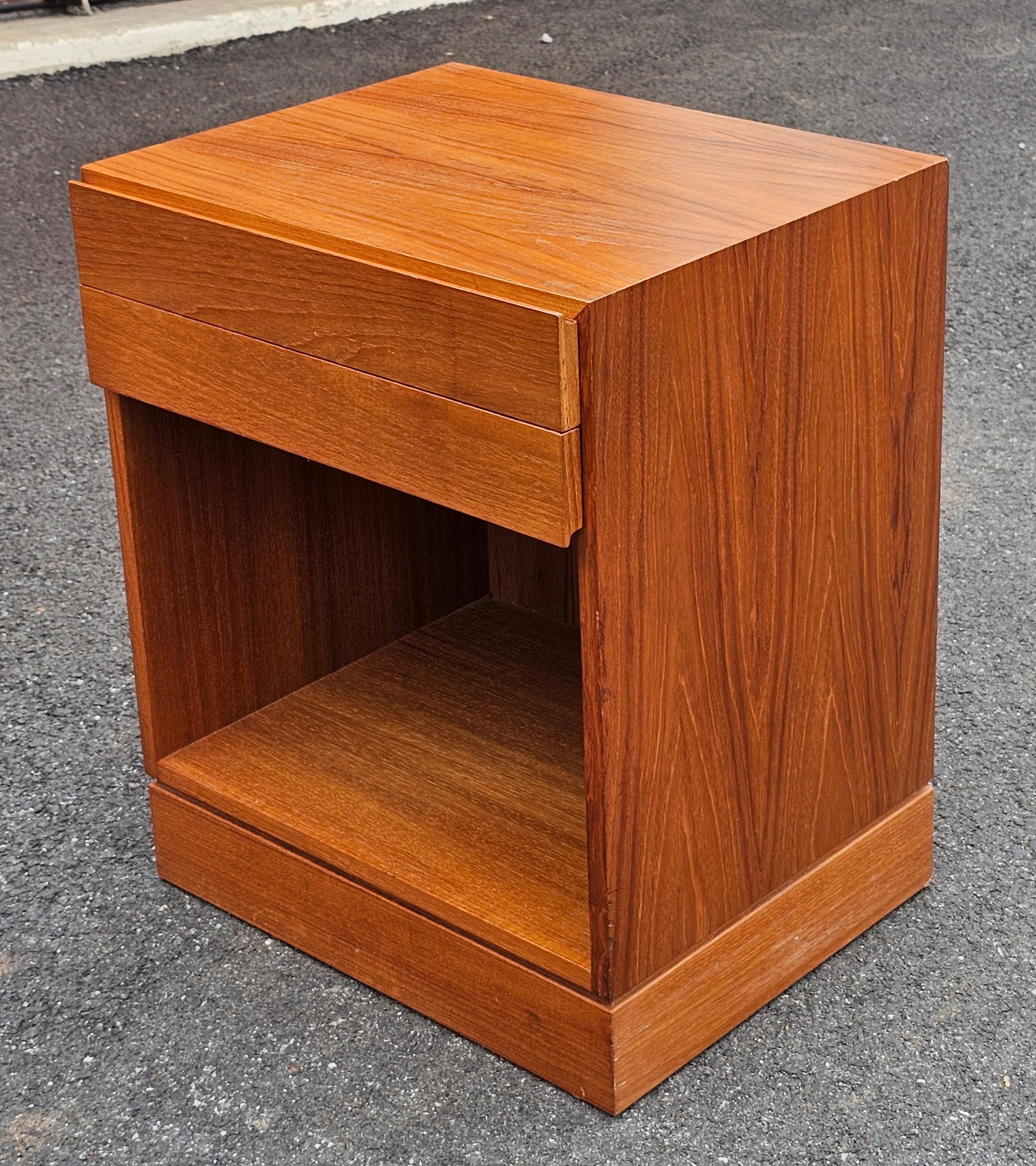 Late 20th Century Danish Modern Teak Double Drawer Bedside Table Nightstand For Sale 4