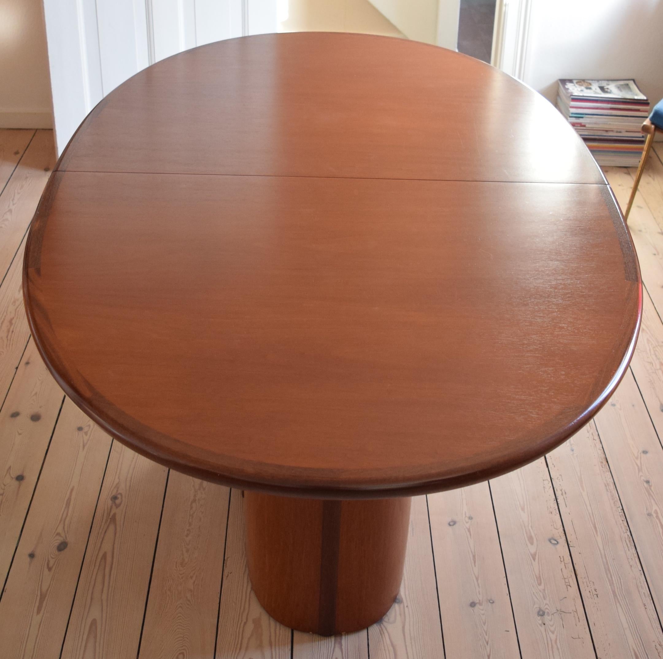 Grande tavolo pieghevole da conferenza o da pranzo prodotto da Skovby, Danimarca, negli anni Ottanta. Utilizzando le piastre nascoste, il tavolo può essere allungato da 173 cm a 252 cm di lunghezza.
Il tavolo è costruito con due ante nascoste nella