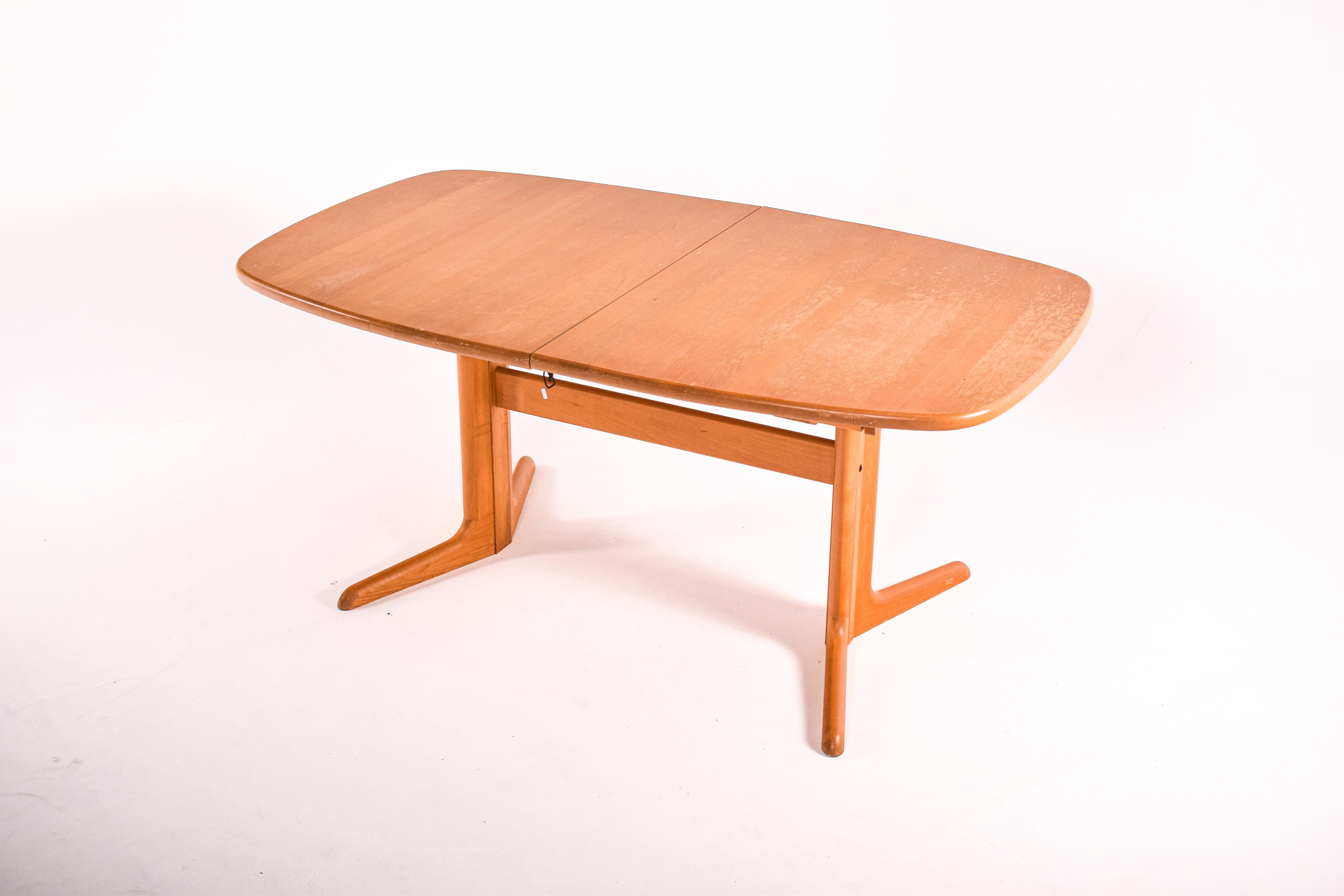Dining table manufactured by the Danish company Skovby in the 1980s. The table has an interesting ellipse-shaped made of beech veneer. This version of the model SM78 table is slightly larger than other Danish tables and it offers excellent seating