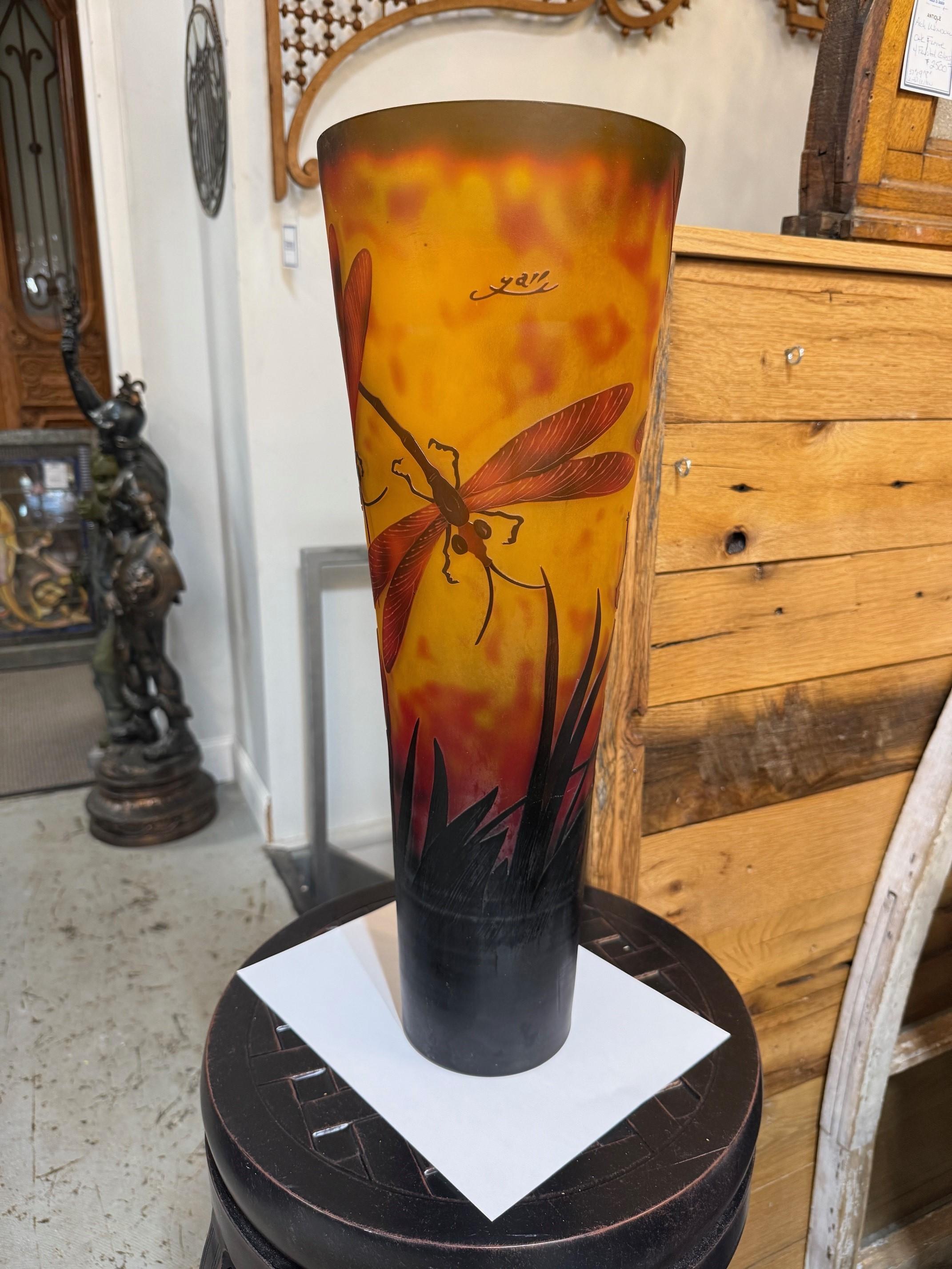 Bellissimo vaso a forma di libellula alto in stile Daum Nancy della fine del XX secolo. Il vaso presenta un disegno dipinto a mano e inciso all'acido di una libellula e di erbe alte su uno sfondo sfumato che va dall'arancione al rosso. Il vaso