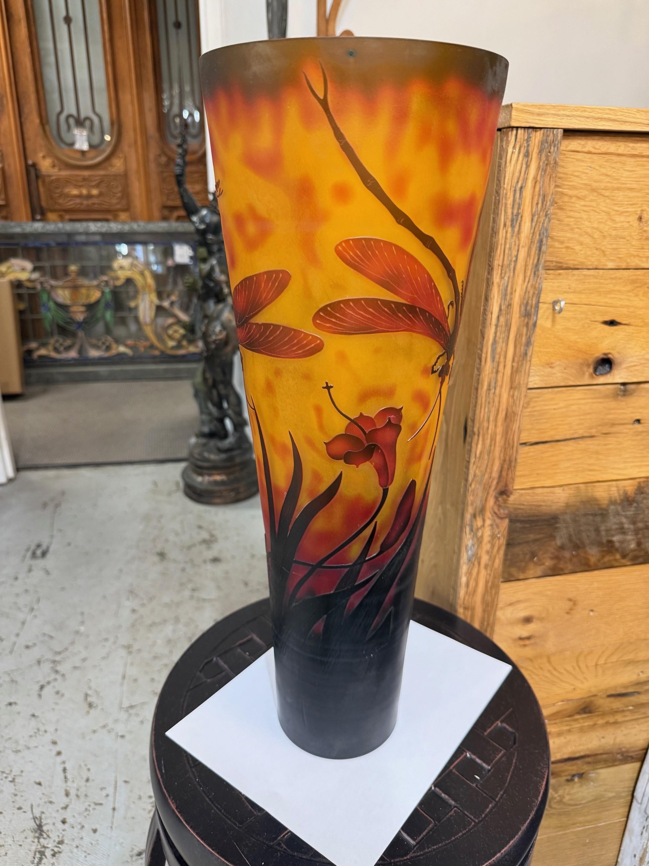 Vaso a libellula alto in stile Daum Nancy della fine del XX secolo firmato Yall In condizioni buone in vendita a Stamford, CT