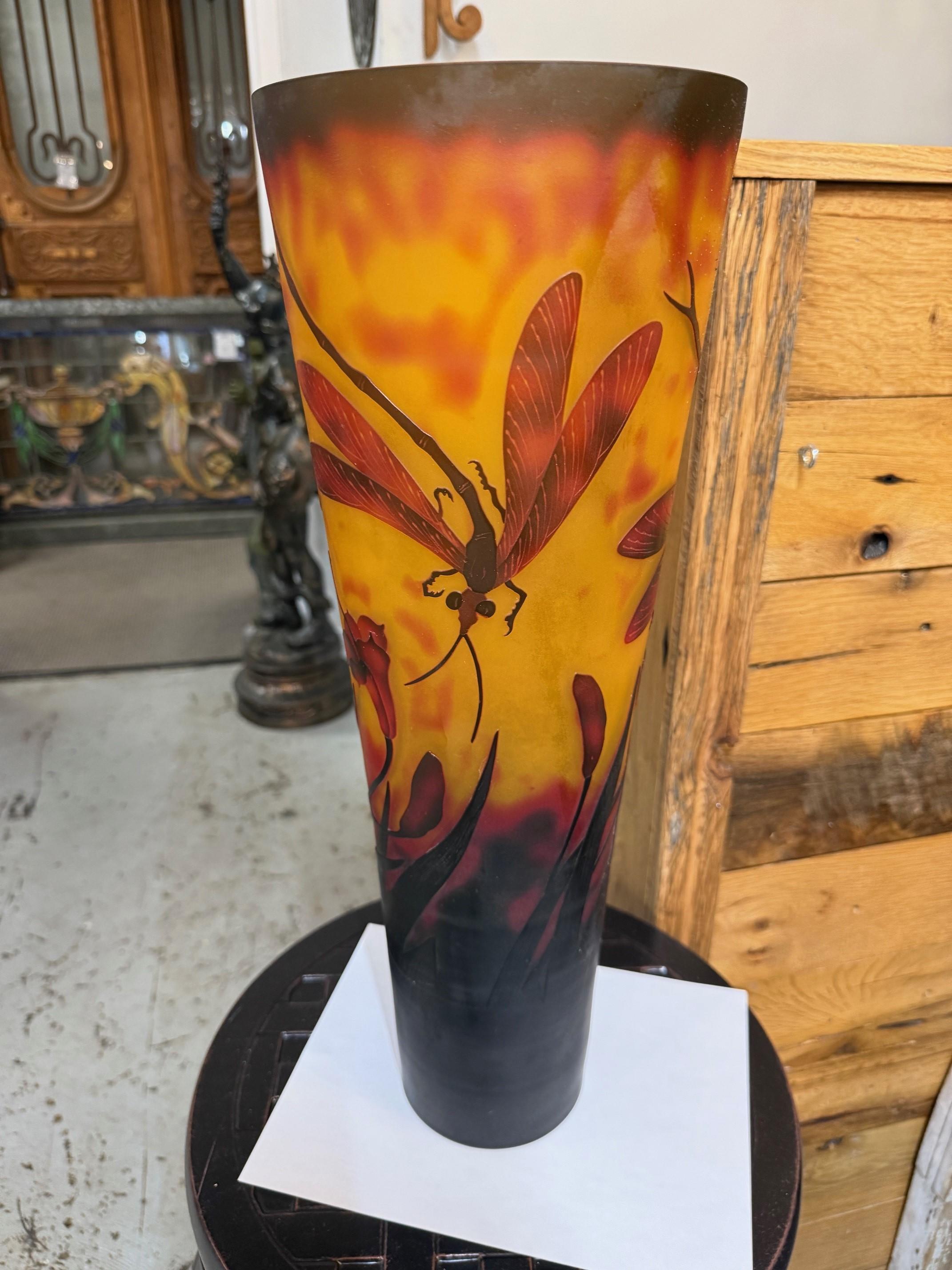 Vetro artistico Vaso a libellula alto in stile Daum Nancy della fine del XX secolo firmato Yall in vendita