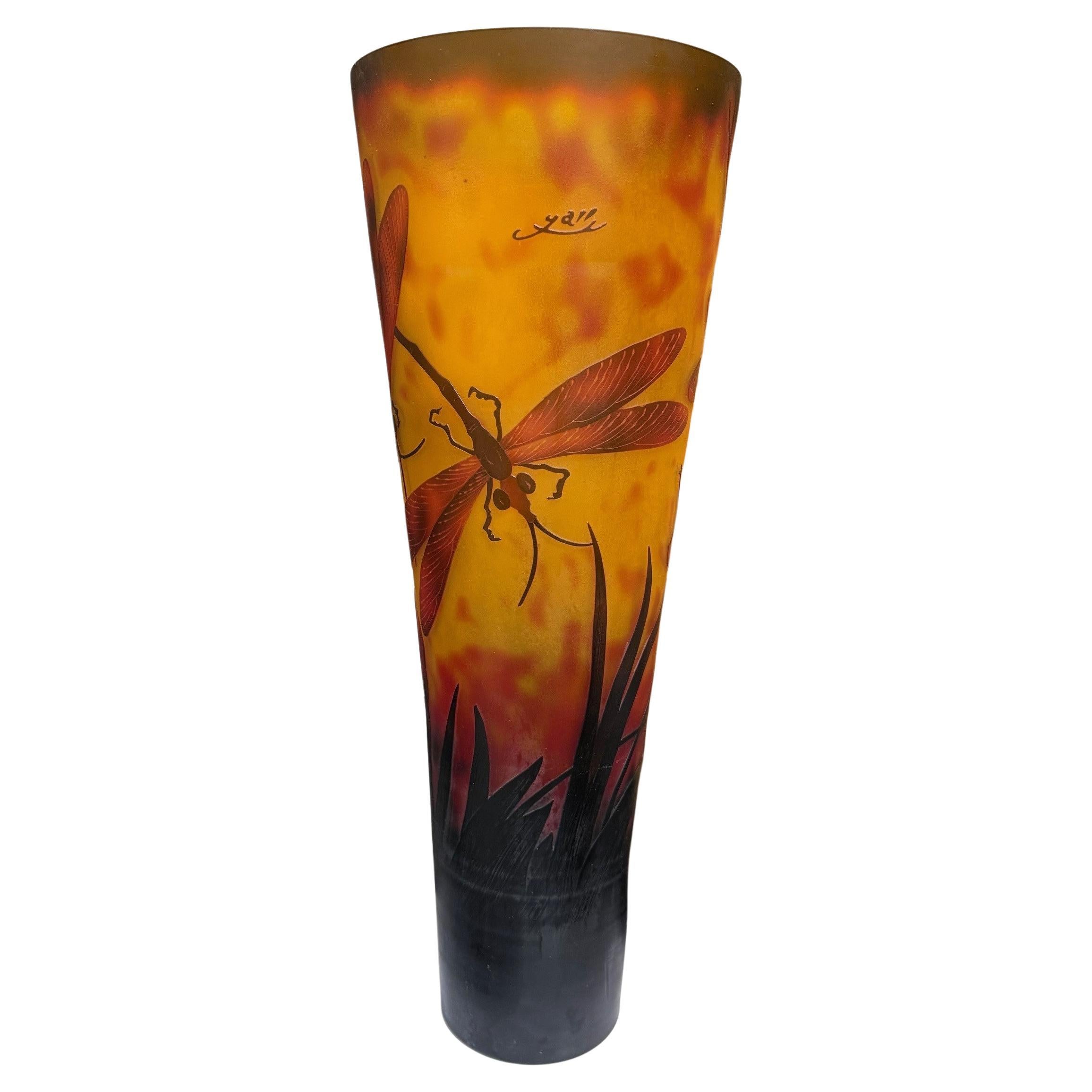 Vaso a libellula alto in stile Daum Nancy della fine del XX secolo firmato Yall in vendita