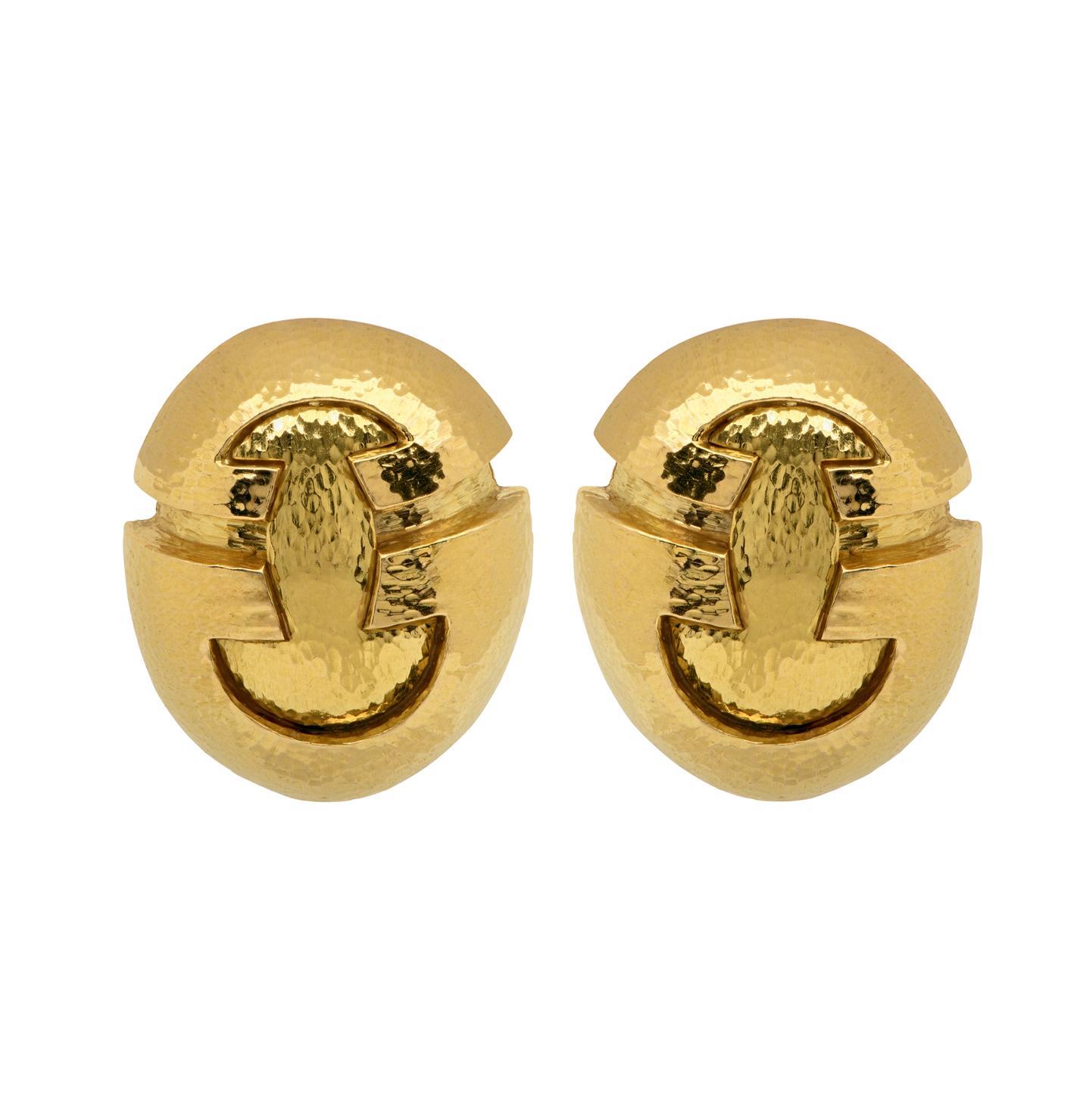 Moderne Fin du 20e siècle Boucles d'oreilles en or jaune 18 carats martelé de David Webb en vente